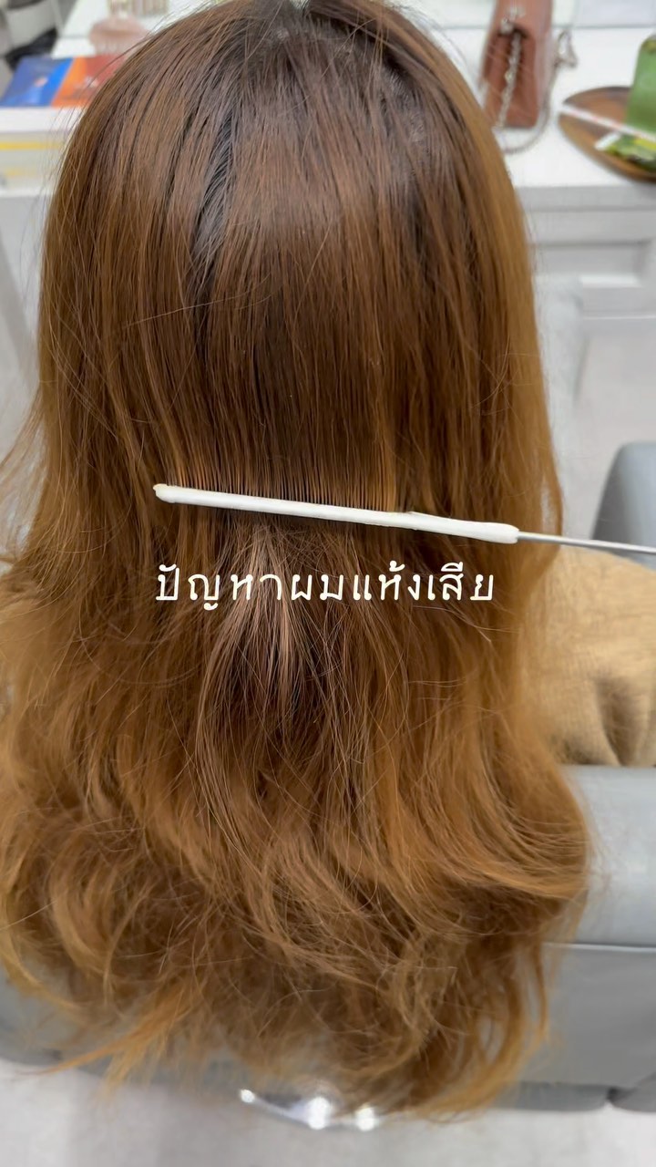 Cuu’s hair สวัสดีค่า ‍♀️
ทำสีแล้วผมสุขภาพดี ทำได้จริงมั้ย? 🤔
วันนี้แอดมินขอแนะนำการทำสีพร้อมทรีทเม้นท์ หรือที่เรียกว่า Color Esthetic ซึ่งช่วยทำให้ได้สีที่เราชื่นชอบ และติดทนนานกว่าการทำสีปกติ เพราะมีการผสมทรีทเม้นท์เข้าไปในสีที่ทำด้วย ในทรีทเม้นท์มีสารอาหารมากมายต่อสำคัญต่อเส้นผม ช่วยให้ผมของคุณสุขภาพดี มีน้ำหนัก สวยอย่างเป็นธรรมชาติได้ค่ะ ทำสีและผมสุขภาพดีไม่ใช่เรื่องยากสำหรับCuu’s Hair🥰‍♀️  Color Esthetic
7300 บาท → 5600 บาท(ราคานี้ไม่รวมฟอก) 
ตัด ,ทำสี(ได้ทุกความสั้นและความยาว),ให้คำปรึกษา, ดีท็อกซ์หนังศีรษะ,สระผม, แชมพู ,ทรีทเม้นท์, เซ็ท, เป่า,การรับประกัน (ฟรี) ปรึกษาทางไลน์ (ฟรี) + ตัดหน้าม้าหลังทำ 3 สัปดาห์  ระยะเวลาที่ใช้ : ประมาณ 3 ชั่วโมง 
หากคุณลูกค้าไม่ต้องการตัดผมจะมีส่วนลด 700 บาทครับ  ทางร้านจะใช้โปรตีนคุณภาพสูงจากธรรมชาติ เซราไมด์ คอลลาเจน กรดอะมิโน และกรดไฮยาลูโรนิกจากธรรมชาติให้กับเส้นผมเพื่อให้สารอาหารซึมซาบเข้าสู่เส้นผม เพื่อป้องกันไม่ให้สารอาหารและน้ำที่หล่อเลี้ยงหลุดออกมา พร้อมทั้งยังเติมส่วนผสมที่ให้ความชุ่มชื้นตามธรรมชาติจากกับเส้นผมและหนังศีรษะ ฉะนั้นสภาวะแวดล้อมต่างๆจึงไม่ทำให้เกิดความเครียดกับเส้นผมและหนังศีรษะหลังทำ 
จะช่วยซ่อมแซมเส้นผมที่เสีย กลับมามีผมที่แข็งแรงมากขึ้น ลดการชี้ฟูของเส้นผมให้ผมให้ดูสวยงามมากขึ้น ไม่ใช่เป็นการแค่บำรุงเส้นผมแต่ยังช่วยบำรุงหนังศรีษะ ป้องกันผมขาดหลุดร่วงอีกด้วยนะครับ🥰  โปรโมชั่นHair Esthetic
Treatment Esthetic 4900THB → 4300THB
Color Esthetic 7300 บาท → 5600 บาท(ราคานี้ไม่รวมฟอก) 
Perm Esthetic 8400 บาท → 6900 บาท
Straight  Esthetic 10500 บาท → 7400 บาท  IG:cuushair
Facebook:Cuu’s hair
HP: https://cuushair.com
TEL:02-065-0909  #bangkok #thonglor #bangkokhairsalon #ผม #เกาหลี #ญี่ปุ่น #ม้วนผม #ร้านเสริมสวย #ดัดผม #เสริมสวย #ทรงผม #สไตล์เกาหลี #สไตล์ญี่ปุ่น #hairesthetic #organic