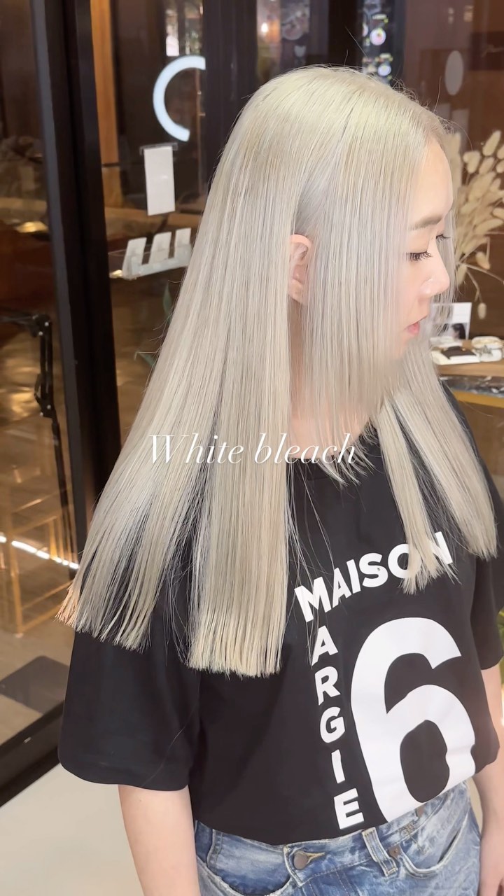 #whitebleach 
️Silk white bleach️
ฟอกผมให้ขาวที่ AKIENDO
ได้ความเงางามแบบไหม
-
☆☆☆☆
・ไฮไลท์,เทคนิคตัดที่ละเอียด ควบคู่ผลิตภัณฑ์และเทคนิคจากญี่ปุ่น สร้างสรรค์ทรงผม
・เข้าถึงทุกเทรนด์ไม่ว่าจะญี่ปุ่นหรือเกาหลี
☆☆☆☆
・Akiendo คือทรงผมที่เชื่อมไปถึงความมั่นใจของคุณ🤩
☆☆☆☆
・พวกเรานั้นมีรับประกันสี10วัน(ไม่รวมสีหลุดโดยธรรมชาติ)
・สำหรับท่านที่ทำไฮไลท์ครั้งแรก สามารถใส่สีอีกครั้งในราคา 1000 บาทภายใน 20 วัน
☆☆☆☆
-
ที่ตั้งร้าน ร้านอยู่ใกล้กับ บีทีเอสพร้อมพงษ์ ในซอยสุขุมวิท 39 ซอยพร้อมศรี 1 metropole residence ชั้น1 ร้านมีที่จอดรถบริการค่ะ
Metropole residence,soi Phrom si1,Sukhumvit39
จองคิวหรือสอบถามได้ที่เบอร์ tel:020048180
Line@: aki-endo
เวลาทำการ: 10:00AM – 8:00PM (หยุดทุกวันอังคาร Tueday closed)  #haircut  #haircolor #hairstyle #akiendo #bangkokhairsalon #ตัดผมสไตล์ญี่ปุ่น #เซ็ตผม #ทำสีผม #ตัดผม #หน้าม้า #หน้าม้าซีทรู #ร้านทำผม #ร้านทำผม #สุขุมวิท #ไฮไลท์ #ทรงผมเกาหลี #ดัดผม #ทรงผมสไตล์เกาหลี #สไตล์เกาหลี #ม้วนผม #ผมสั้น #ฟอกผม #ย้อมผม #バンコク美容院 #バンコク美容室