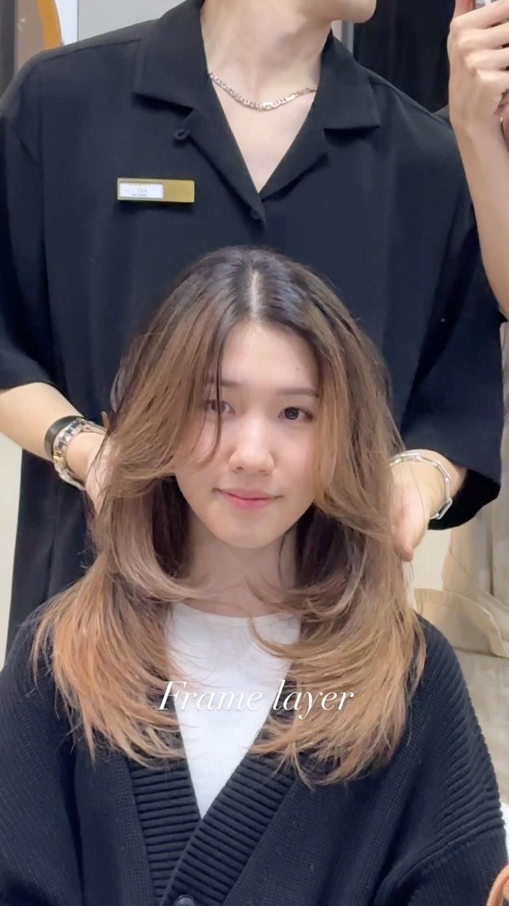 FRAME LAYER CUT X BALAYAGE 
-
☆☆☆☆
・ไฮไลท์,เทคนิคตัดที่ละเอียด ควบคู่ผลิตภัณฑ์และเทคนิคจากญี่ปุ่น สร้างสรรค์ทรงผม
・เข้าถึงทุกเทรนด์ไม่ว่าจะญี่ปุ่นหรือเกาหลี
☆☆☆☆
・Akiendo คือทรงผมที่เชื่อมไปถึงความมั่นใจของคุณ🤩
☆☆☆☆
・พวกเรานั้นมีรับประกันสี10วัน(ไม่รวมสีหลุดโดยธรรมชาติ)
・สำหรับท่านที่ทำไฮไลท์ครั้งแรก สามารถใส่สีอีกครั้งในราคา 1000 บาทภายใน 20 วัน
☆☆☆☆
-
ที่ตั้งร้าน ร้านอยู่ใกล้กับ บีทีเอสพร้อมพงษ์ ในซอยสุขุมวิท 39 ซอยพร้อมศรี 1 metropole residence ชั้น1 ร้านมีที่จอดรถบริการค่ะ
Metropole residence,soi Phrom si1,Sukhumvit39
จองคิวหรือสอบถามได้ที่เบอร์ tel:020048180
Line@: aki-endo
เวลาทำการ: 10:00AM – 8:00PM (หยุดทุกวันอังคาร Tueday closed)  #haircut  #haircolor #hairstyle #akiendo #bangkokhairsalon #ตัดผมสไตล์ญี่ปุ่น #เซ็ตผม #ทำสีผม #ตัดผม #หน้าม้า #หน้าม้าซีทรู #ร้านทำผม #ร้านทำผม #สุขุมวิท #ไฮไลท์ #ทรงผมเกาหลี #ดัดผม #ทรงผมสไตล์เกาหลี #สไตล์เกาหลี #ม้วนผม #ผมสั้น #ฟอกผม #ย้อมผม #バンコク美容院 #バンコク美容室