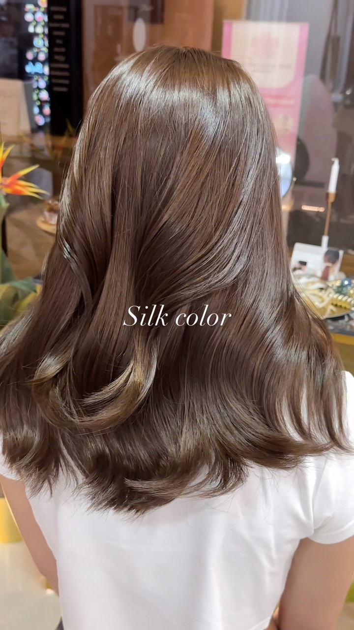 ️silk brown
สีวาวประกายเหมือนแพรไหม วาวประกายดูสุขภาพดี
ดูอ่อนวัยพร้อมความมั่นใจเต็มเปี่ยม 
-
☆☆☆☆
・ไฮไลท์,เทคนิคตัดที่ละเอียด ควบคู่ผลิตภัณฑ์และเทคนิคจากญี่ปุ่น สร้างสรรค์ทรงผม
・เข้าถึงทุกเทรนด์ไม่ว่าจะญี่ปุ่นหรือเกาหลี
☆☆☆☆
・Akiendo คือทรงผมที่เชื่อมไปถึงความมั่นใจของคุณ🤩
☆☆☆☆
・พวกเรานั้นมีรับประกันสี10วัน(ไม่รวมสีหลุดโดยธรรมชาติ)
・สำหรับท่านที่ทำไฮไลท์ครั้งแรก สามารถใส่สีอีกครั้งในราคา 1000 บาทภายใน 20 วัน
☆☆☆☆
-
ที่ตั้งร้าน ร้านอยู่ใกล้กับ บีทีเอสพร้อมพงษ์ ในซอยสุขุมวิท 39 ซอยพร้อมศรี 1 metropole residence ชั้น1 ร้านมีที่จอดรถบริการค่ะ
Metropole residence,soi Phrom si1,Sukhumvit39
จองคิวหรือสอบถามได้ที่เบอร์ tel:020048180
Line@: aki-endo
เวลาทำการ: 10:00AM – 8:00PM (หยุดทุกวันอังคาร Tueday closed)  #haircut  #haircolor #hairstyle #akiendo #bangkokhairsalon #ตัดผมสไตล์ญี่ปุ่น #เซ็ตผม #ทำสีผม #ตัดผม #หน้าม้า #หน้าม้าซีทรู #ร้านทำผม #ร้านทำผม #สุขุมวิท #ไฮไลท์ #ทรงผมเกาหลี #ดัดผม #ทรงผมสไตล์เกาหลี #สไตล์เกาหลี #ม้วนผม #ผมสั้น #ฟอกผม #ย้อมผม #バンコク美容院 #バンコク美容室