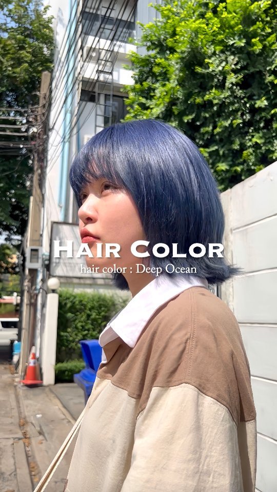 Style :    Short  Color: Deep Ocean        วันนี้เรามาแนะนำสำหรับหนุ่มๆสาวๆคนไหนที่กำลังมีแพลนจะเปลี่ยนทรงผมและสีผม แนะนำการเปลี่ยนสีเพื่อเปลี่ยนลุคกัน
     😀 สีน้ำเงินเข้มมีความพิเศษเฉพาะตัว นอกจากจะเหมาะกับหนุ่มสาวที่ต้องการลุคที่สร้างลุคที่แตกต่างและโดดเด่นพร้อมทั้งมีเอกลักษณ์เฉพาะตัวแล้ว ยังสามารถปรับลุคด้วยการเซ็ทผมให้ทำให้ดูยุ่งๆ และยังเข้ากันได้ดีกับทรงผมหลายแบบ หลายสไตล์อีกด้วย แนะนำทุกคนมาลองเปลี่ยนลุคกันได้ค่ะ       ควรให้ช่างเช็คสภาพเส้นผมก่อนการดัดเสมอ เนื่องจากบางกรณีสภาพเส้นผมไม่พร้อมที่จะฟอก  Stylist :   GAME  @gamenoolek89  FB :  BELL Otonagami  salon  Tel :      020003001
LINE :   @skk6845h
Business hours :   9AM〜9PM  Please feel free to contact us/お気軽にお問合せください️  #Bellotonagamisalon #ร้านทำผมญี่ปุ่น #バンコク美容室 #バンコク駐在 #バンコク在住