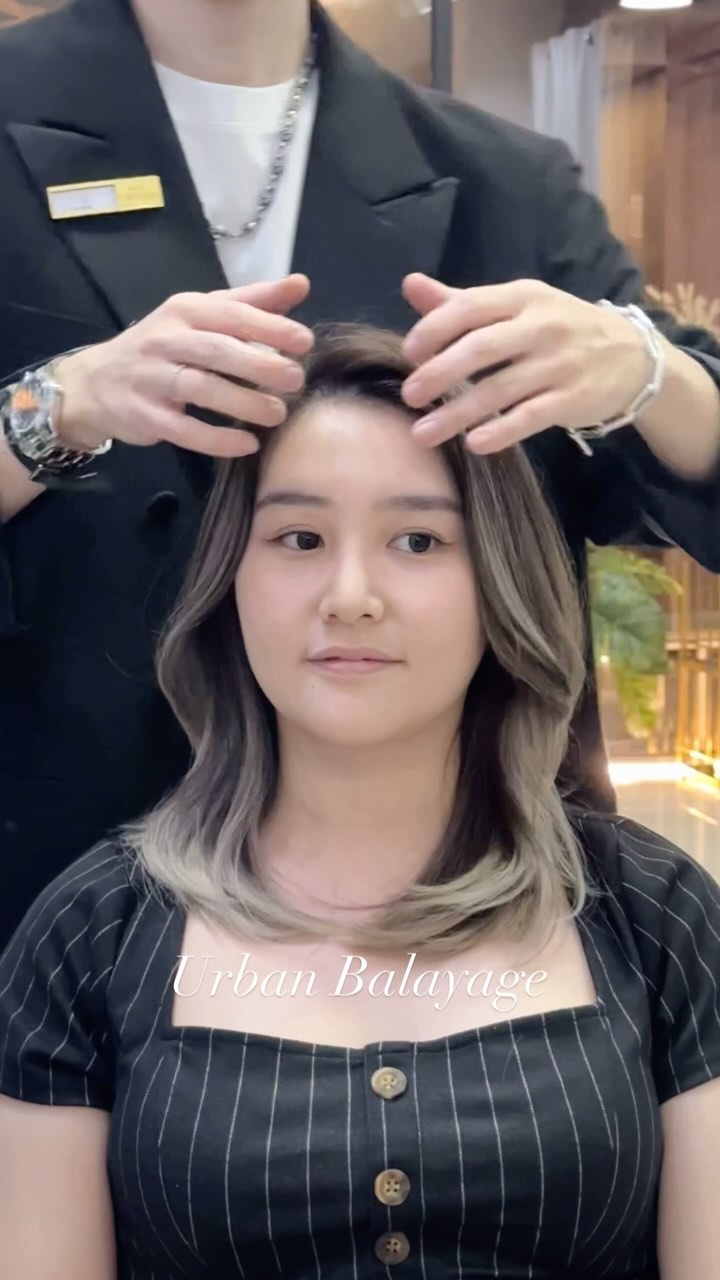 “BE MY BEST SELF” AT AKIENDO
#Urban balayage 
-
☆☆☆☆
・ไฮไลท์,เทคนิคตัดที่ละเอียด ควบคู่ผลิตภัณฑ์และเทคนิคจากญี่ปุ่น สร้างสรรค์ทรงผม
・เข้าถึงทุกเทรนด์ไม่ว่าจะญี่ปุ่นหรือเกาหลี
☆☆☆☆
・Akiendo คือทรงผมที่เชื่อมไปถึงความมั่นใจของคุณ🤩
☆☆☆☆
・พวกเรานั้นมีรับประกันสี10วัน(ไม่รวมสีหลุดโดยธรรมชาติ)
・สำหรับท่านที่ทำไฮไลท์ครั้งแรก สามารถใส่สีอีกครั้งในราคา 1000 บาทภายใน 20 วัน
☆☆☆☆
-
ที่ตั้งร้าน ร้านอยู่ใกล้กับ บีทีเอสพร้อมพงษ์ ในซอยสุขุมวิท 39 ซอยพร้อมศรี 1 metropole residence ชั้น1 ร้านมีที่จอดรถบริการค่ะ
Metropole residence,soi Phrom si1,Sukhumvit39
จองคิวหรือสอบถามได้ที่เบอร์ tel:020048180
Line@: aki-endo
เวลาทำการ: 10:00AM – 8:00PM (หยุดทุกวันอังคาร Tueday closed)  #haircut  #haircolor #hairstyle #akiendo #bangkokhairsalon #ตัดผมสไตล์ญี่ปุ่น #เซ็ตผม #ทำสีผม #ตัดผม #หน้าม้า #หน้าม้าซีทรู #ร้านทำผม #ร้านทำผม #สุขุมวิท #ไฮไลท์ #ทรงผมเกาหลี #ดัดผม #ทรงผมสไตล์เกาหลี #สไตล์เกาหลี #ม้วนผม #ผมสั้น #ฟอกผม #ย้อมผม #バンコク美容院 #バンコク美容室