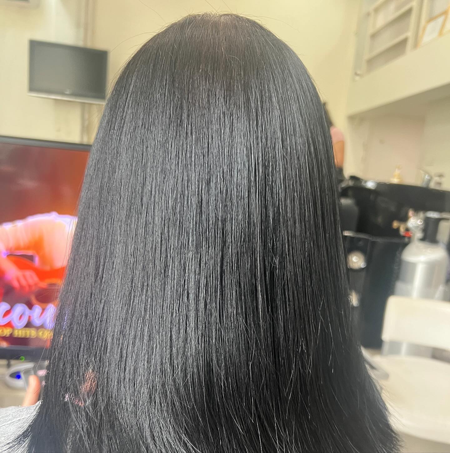 Cut +Straight Perm+ Smooth Milbon Treatment ร้านทําผมสไตล์ญี่ปุ่น แถวสีลม ก่อนสิ้นปีเหลือเวลา3วันสุดท้ายแล้วนะคะ ท่านใดสนใจทำผมก่อนสิ้นปี แวะมาใช้บริการนะคะ ขออนุญาตประกาศเรื่องวันหยุดช่วงปีใหม่นะคะ  FOR NEW YEAR DAY Shop Hair Will Close Service From 31st- 4th January 2024 We will Open To Service Again On 5th January 2024  สนใจ สอบถามและจอง P Free parking available ทางร้านมีบริการ จอดรถฟรีค่ะ สนใจสอบถามและจองคิวกับทางร้านได้ที่เบอร์ 02-2679-106  ร้าน 106 ANNEX เวลาการ 10:00-19:30 https://lin.ee/Zmaaw5K Silom 6 (We Space) https://reservia.jp/reserve/menu/b9855edf7b?start_page=2&is_guest=1*รบกวนจองเวลาก่อนมารับบริการทุก ครั้งนะคะ #106hair #106AnnexReMAKE #digitalperm #azsodaspa #highlightcolor #hairsalon #bangkokbeauty #bangkok #thailand #ร้านท่าผม #กรุงเทพฯ #สีลมซอย6 @ 106 Hair/ ANNEX REMAKE