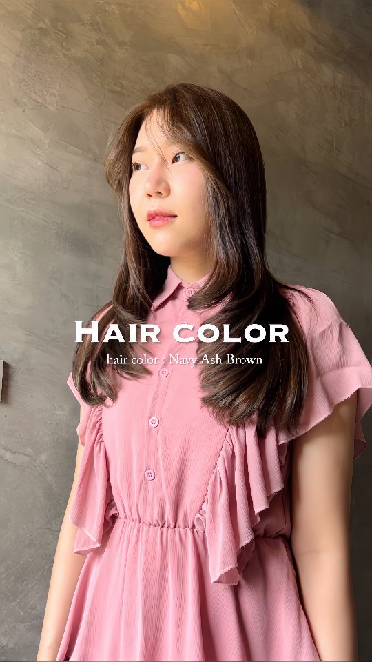 Style :    Long + Cut  Color :   Navy Ash Brown        วันนี้มาแนะนำสีผมที่เหมาะกับทุกฤดูกาล สีนี้บอกเลยว่าขับผิวมากๆใครก็สามารถทำได้ สามารถเลือกเฉดได้ทั้งเข้มและสว่าง 
      สีผมนี้ยิ่งออกแดดยิ่งสวยกว่าเดิมเป็นสิบเท่า ไม่ตกเทรนด์แน่นอน ด้วยการเติมความหม่นด้วยสี Navy และกลบความเป็นแดงด้วยสี Matt ทำให้เส้นผมมีความหม่นละมุนมากยิ่งขึ้น ไม่ว่าจะเป็นสายหวาน สายเปรี้ยว สายเซ็กซี่ หรือ Kawaii ก็สามารถทำสีนี้ได้ เหมาะกับสาวๆทุกสไตล์เลยค่ะ  Stylist :   GAME  @gamenoolek89  FB :  BELL Otonagami  salon  Tel :      020003001
LINE :   @skk6845h
Business hours :   9AM〜9PM  Please feel free to contact us/お気軽にお問合せください️  #Bellotonagamisalon #ร้านทำผมญี่ปุ่น #バンコク美容室 #バンコク駐在 #バンコク在住