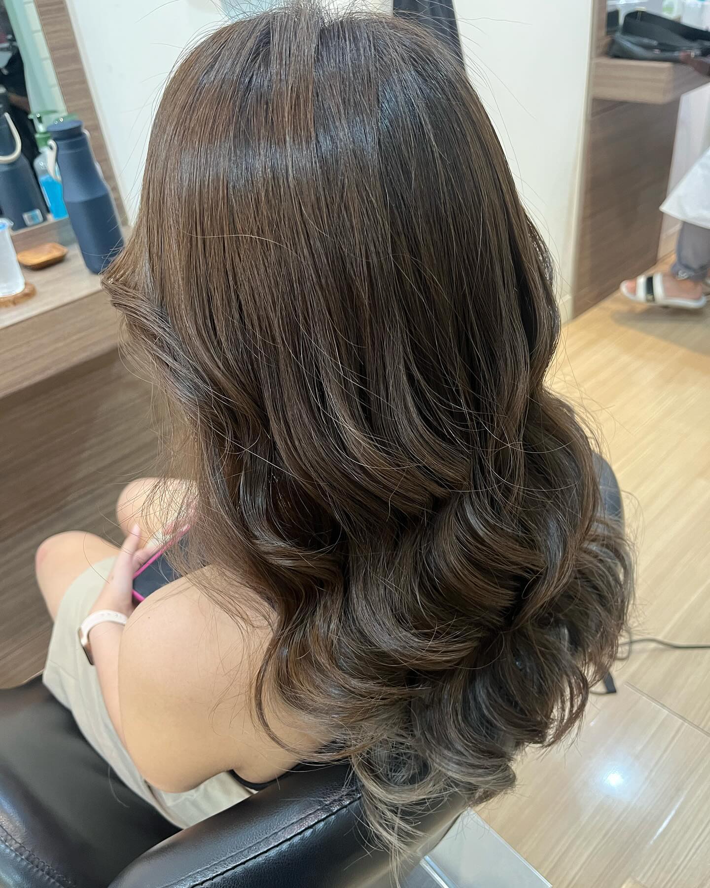 #haircolor #gradation  Sukhumvit 39 マノモール内2F(入口に世界の山ちゃん　さんがあるモール)
️駐車場有ります。
0855566221
LINE 
　@を頭につけてrossa_hair
@rossa_hair  営業時間
 9:00-18:00(最終カット受付)
定休日　毎週水曜  #rossahair #ロッサヘアー #バンコク美容室 #プロンポン美容室 #バンコク #美容師 #プロンポン #ヘアサロン