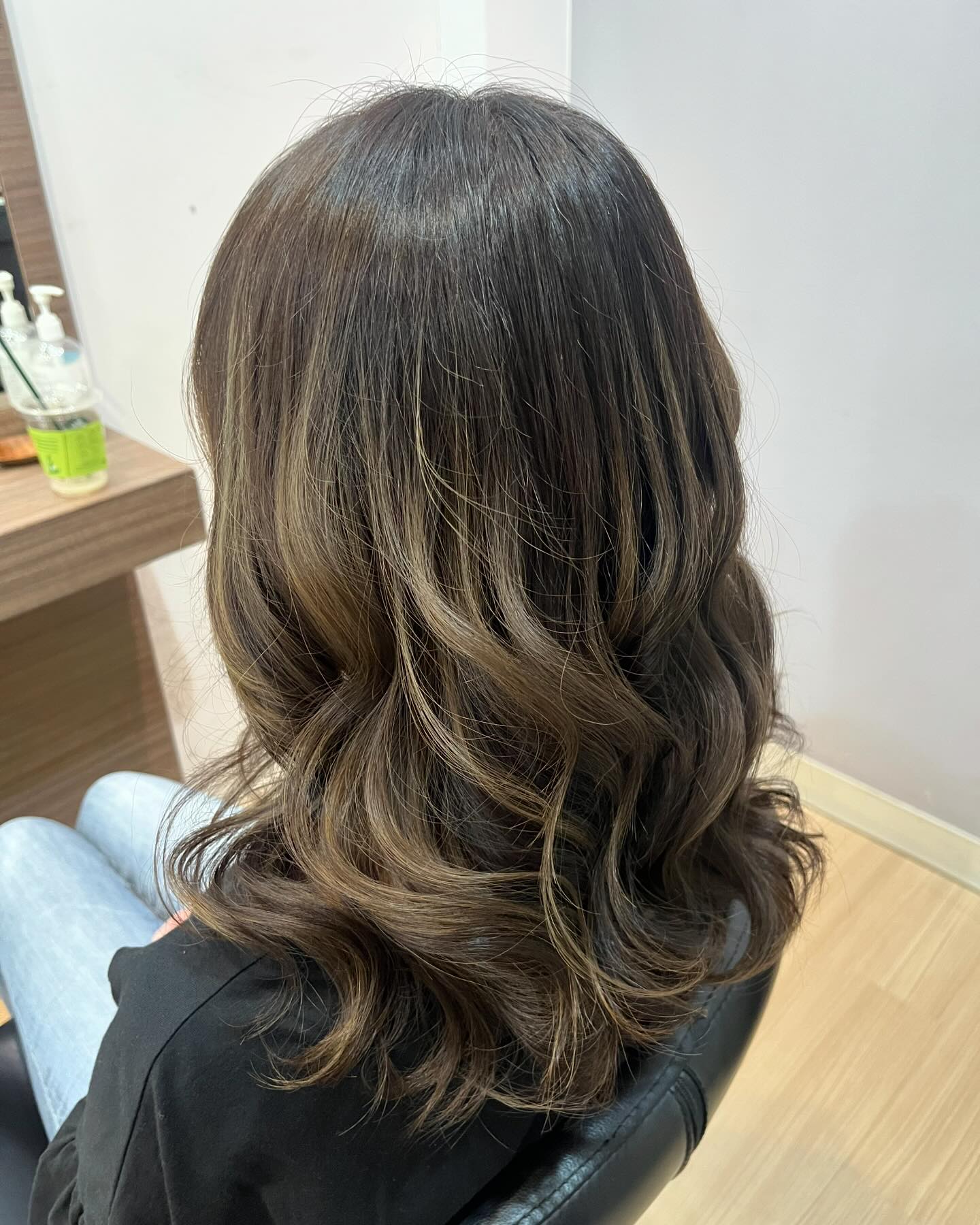 #haircolor #gradation  Sukhumvit 39 マノモール内2F(入口に世界の山ちゃん　さんがあるモール)
️駐車場有ります。
0855566221
LINE 
　@を頭につけてrossa_hair
@rossa_hair  営業時間
 9:00-18:00(最終カット受付)
定休日　毎週水曜  #rossahair #ロッサヘアー #バンコク美容室 #プロンポン美容室 #バンコク #美容師 #プロンポン #ヘアサロン