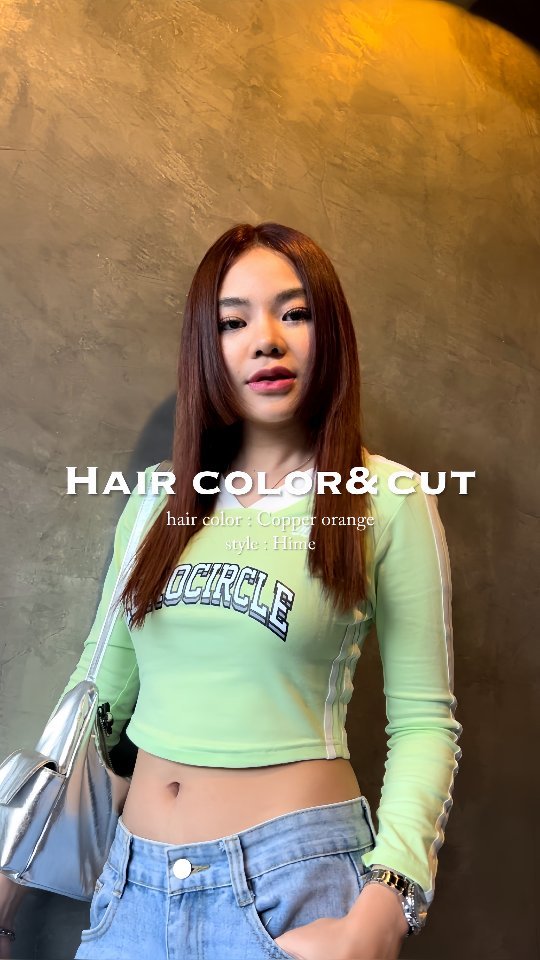 Style :    Long × Hime Cut  Color :   Copper Orange       ผมสีไหนที่ทำแล้วให้หน้าสว่างขึ้นนะ? ซึ่งหลายๆคนก็คงกำลังมองหาสีผมที่ทำให้หน้าสว่างกันอยู่ในแน่ๆเลย จะบอกว่าสีส้มนี่แหละที่ทำให้หน้าเราสว่างได้ 
     โทนสีส้มหรือโทนสีน้ำตาลประกายส้มนี้จะต้องทำการปรับพื้นผมเบื้องต้นเสมอนะคะ ซึ่งจะต้องผ่านการฟอกอย่างน้อย 1 รอบซะก่อน และแน่นอนว่าเมื่อเส้นผมผ่านการฟอกจะต้องมีการแห้งกระด้างเกิดขึ้น ดังนั้นสาวๆทุกคนอย่าลืมบำรุงเส้นผมทั้งก่อนและหลังการทำผมด้วยนะคะ 
     ทางร้านมีผลิตภัณฑ์ดูแลเส้นผมให้ทุกขั้นตอนขณะการทำเคมีเสมอ สามารถเข้ามาปรึกษากับเราได้นะคะ  Stylist :   GAME  @gamenoolek89  FB :  BELL Otonagami  salon  Tel :      020003001
LINE :   @skk6845h
Business hours :   9AM〜9PM  Please feel free to contact us/お気軽にお問合せください️  #Bellotonagamisalon #ร้านทำผมญี่ปุ่น #バンコク美容室 #バンコク駐在 #バンコク在住