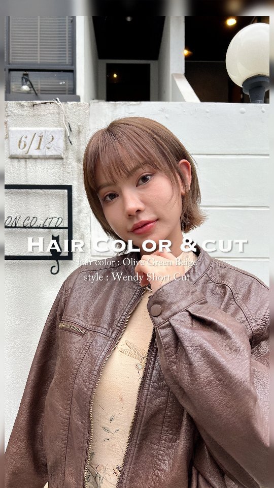 Style :    Wendy Short Hair  Color: Olive  Green  Beige        วันนี้เรามาแนะนำสำหรับหนุ่มๆสาวๆคนไหนที่กำลังมีแพลนจะเปลี่ยนทรงผมและสีผม แนะนำการเปลี่ยนสีเพื่อเปลี่ยนลุคกัน
     😀 สีหม่นเขียว มีความพิเศษเฉพาะตัว นอกจากจะเหมาะกับหนุ่มสาวที่ต้องการลุคที่สร้างลุคที่แตกต่างและโดดเด่นพร้อมทั้งมีเอกลักษณ์เฉพาะตัวแล้ว สีหม่นเขียวยังมีเอกลักษณ์ในการลบสีส้มแดงเหลืองได้ดี เหมาะสำหรับผมคนเอเชียที่มีความเป็นแดงซ่อนอยู่ภายในเส้นผมค่อนข้างเยอะ และยังสามารถปรับลุคด้วยการเซ็ทผมให้ทำให้ดูยุ่งๆ และยังเข้ากันได้ดีกับทรงผมหลายแบบ หลายสไตล์อีกด้วย แนะนำทุกคนมาลองเปลี่ยนลุคกันได้ค่ะ  ควรให้ช่างเช็คสภาพเส้นผมก่อนการดัดเสมอ เนื่องจากบางกรณีสภาพเส้นผมไม่พร้อมที่จะฟอก  Stylist :   GAME  @gamenoolek89  FB :  BELL Otonagami  salon  Tel :      020003001
LINE :   @skk6845h
Business hours :   9AM〜9PM  Please feel free to contact us/お気軽にお問合せください️  #Bellotonagamisalon #ร้านทำผมญี่ปุ่น #バンコク美容室 #バンコク駐在 #バンコク在住