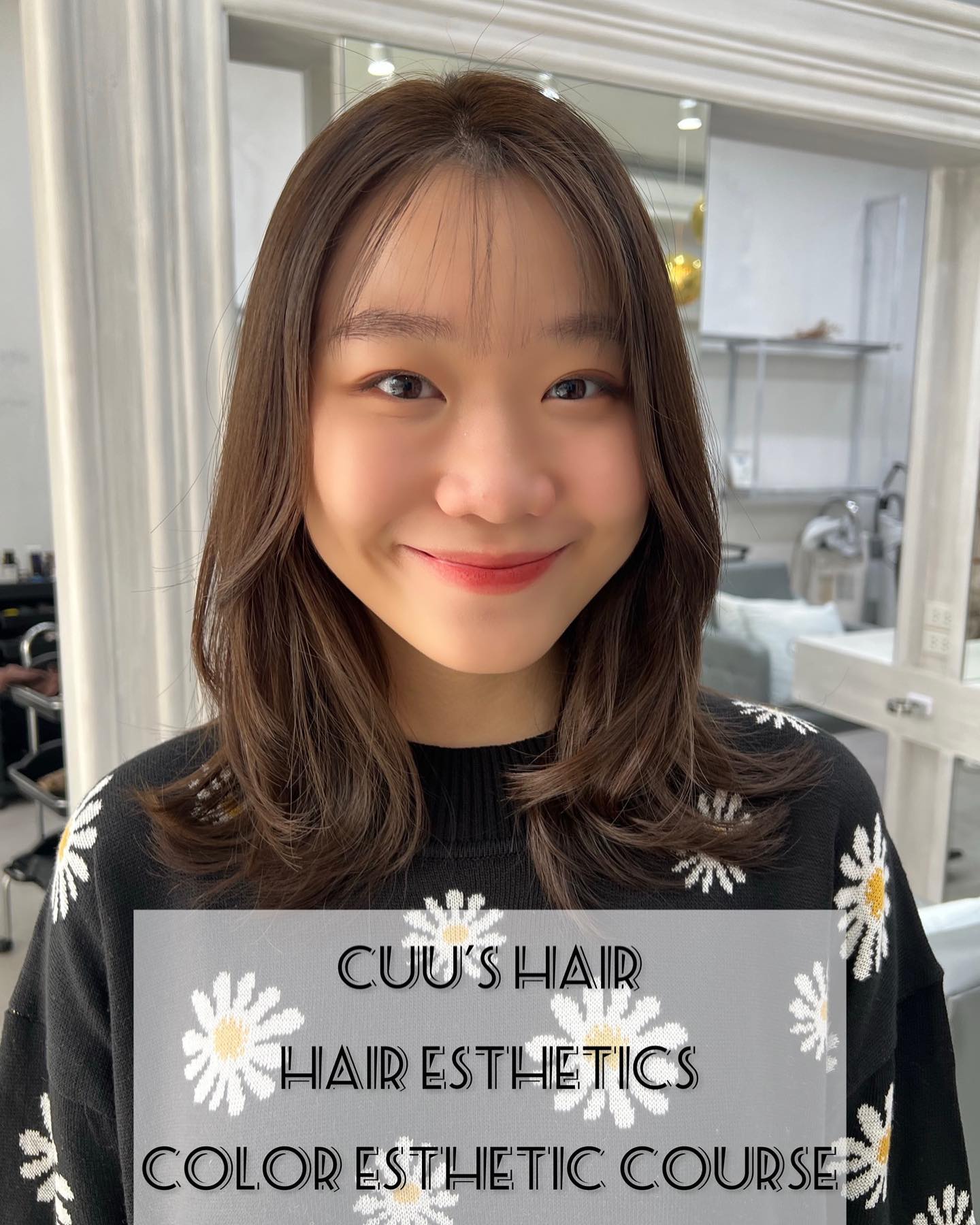 Cuu's hair Hair Esthetics
Color Esthetic  ถึงแม้จะเป็นรายการเกี่ยวกับการทำสีผม แต่ก็สามารถทำให้เส้นผมมีสุขภาพที่ดีขึ้นได้🤫  เมนูCuu's hair เป็นเมนูยอดนิยม จำเป็นต้องจำกัดสิทธิ์ในการจองคิว แนะนำให้ทุกท่านรีบติดต่อทางเราเพื่อสำรองคิวไว้ล่วงหน้า
สำหรับเมนูนี้เป็นการทำสีพร้อมกับการดูแลเส้นผมด้วยการเติมสารอาหารจำนวนมาก เช่น เคราติน คอลลาเจน กรดอะมิโน กรดไฮยาลูโรนิก เซราไมด์ ฯลฯ 
ไม่ว่าจะเป็นพื้นผมธรรมดา หรือพื้นผมที่ผ่านการฟอก ผมจะดูเงางามขึ้น เนื่องจากเส้นผมได้รับการบำรุงดูแลจากภายใน ไม่ว่าจะมีสภาพเส้นผมอย่างไรผมจะดีขึ้นได้อย่างแน่นอน  แนะนำ!! เหมาะสำหรับผู้ที่ต้องการทำสีผมแต่ไม่ต้องการให้เส้นผมหรือหนังศรีษะถูกทำลายหรือได้รับความเสียหาย   อยากให้ทุกท่านได้สัมผัสกับเมนูทำผมอย่างเต็มรูปแบบที่สัมผัสได้ที่ CUU’s hair ที่เดียวเท่านั้น ‍♀️  カラーエステは…  ヘアカラーメニューなのに髪の毛が良くなります🤫  クーズヘアの人気メニュー、予約に制限を設けているのでご予約はお早めに！
ケラチン、コラーゲン、アミノ酸、スーパーヒアルロン酸、セラミドなどなどここでは伝えきれない程の栄養をたくさん入れながらカラーの施術しています。普通の髪はもちろん、ブリーチ毛でも、とても艶が出て、髪の内部から栄養補給されてどんな髪でも本来の状態が必ず良くなります！
カラーしたいけど、髪や頭皮を傷ませたくない方におすすめです！  クーズヘアのオリジナル、髪エステ是非体験してください‍♀️  IG:cuushair
Facebook : Cuu's​ hair
TEL : 02-065-0909
#bangkok #thonglor #bangkokhairsalon #ผม #เกาหลี #ม้วนผมเกาหลี #ร้านเสริมสวย #ดัดผม #สไตล์เกาหลี #hairesthetic #organic