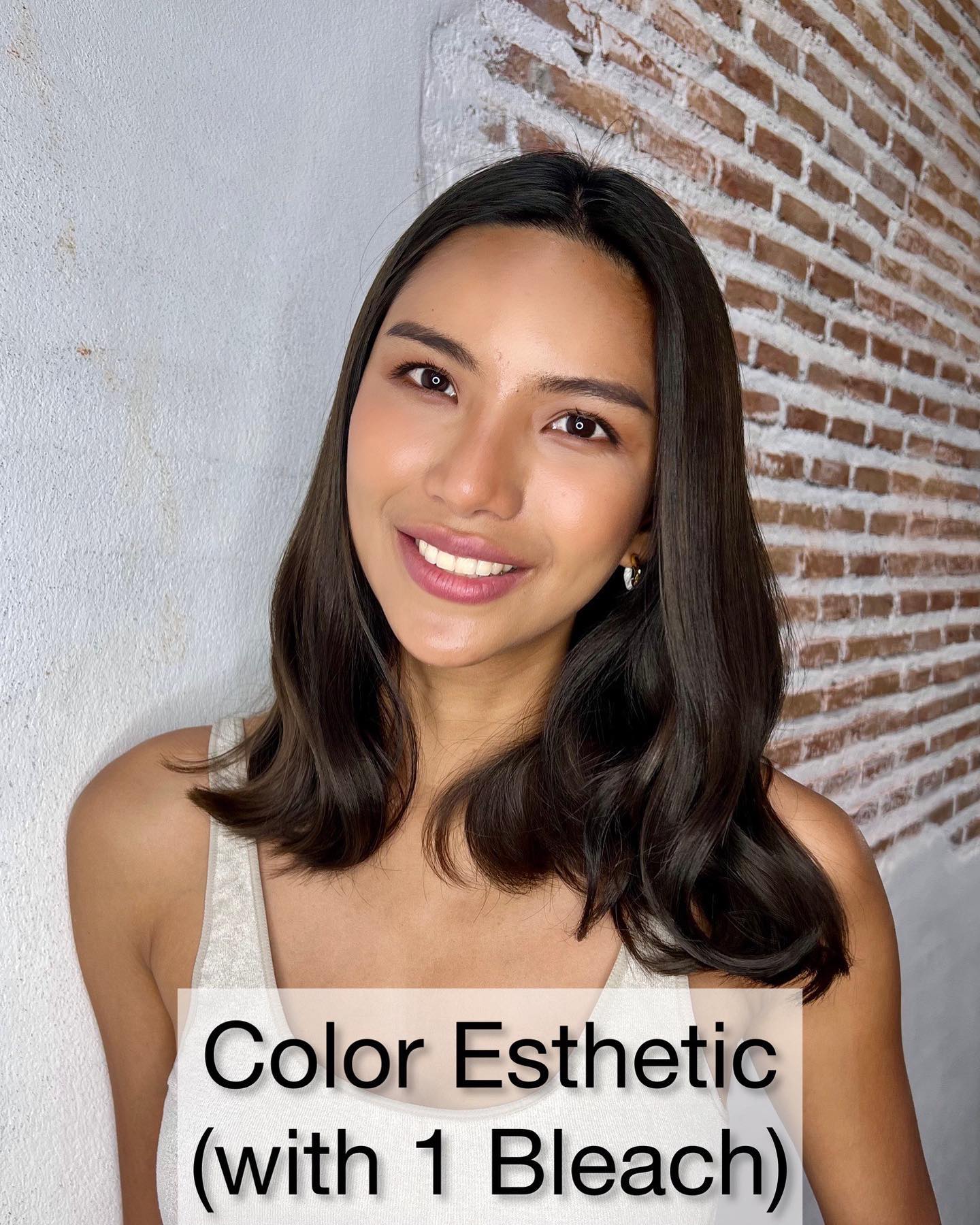 Color Esthetic  ถึงแม้จะเป็นรายการเกี่ยวกับการทำสีผม แต่ก็สามารถทำให้เส้นผมมีสุขภาพที่ดีขึ้นได้🤫  เมนูCuu's hair เป็นเมนูยอดนิยม จำเป็นต้องจำกัดสิทธิ์ในการจองคิว แนะนำให้ทุกท่านรีบติดต่อทางเราเพื่อสำรองคิวไว้ล่วงหน้า
สำหรับเมนูนี้เป็นการทำสีพร้อมกับการดูแลเส้นผมด้วยการเติมสารอาหารจำนวนมาก เช่น เคราติน คอลลาเจน กรดอะมิโน กรดไฮยาลูโรนิก เซราไมด์ ฯลฯ 
ไม่ว่าจะเป็นพื้นผมธรรมดา หรือพื้นผมที่ผ่านการฟอก ผมจะดูเงางามขึ้น เนื่องจากเส้นผมได้รับการบำรุงดูแลจากภายใน ไม่ว่าจะมีสภาพเส้นผมอย่างไรผมจะดีขึ้นได้อย่างแน่นอน  แนะนำ!! เหมาะสำหรับผู้ที่ต้องการทำสีผมแต่ไม่ต้องการให้เส้นผมหรือหนังศรีษะถูกทำลายหรือได้รับความเสียหาย   อยากให้ทุกท่านได้สัมผัสกับเมนูทำผมอย่างเต็มรูปแบบที่สัมผัสได้ที่ CUU’s hair ที่เดียวเท่านั้น ‍♀️  カラーエステは…  ヘアカラーメニューなのに髪の毛が良くなります🤫  クーズヘアの人気メニュー、予約に制限を設けているのでご予約はお早めに！
ケラチン、コラーゲン、アミノ酸、スーパーヒアルロン酸、セラミドなどなどここでは伝えきれない程の栄養をたくさん入れながらカラーの施術しています。普通の髪はもちろん、ブリーチ毛でも、とても艶が出て、髪の内部から栄養補給されてどんな髪でも本来の状態が必ず良くなります！
カラーしたいけど、髪や頭皮を傷ませたくない方におすすめです！  クーズヘアのオリジナル、髪エステ是非体験してください‍♀️  IG:cuushair
Facebook : Cuu's​ hair
TEL : 02-065-0909
#bangkok #thonglor #bangkokhairsalon #ผม #เกาหลี #ม้วนผมเกาหลี #ร้านเสริมสวย #ดัดผม #สไตล์เกาหลี #hairesthetic #organic