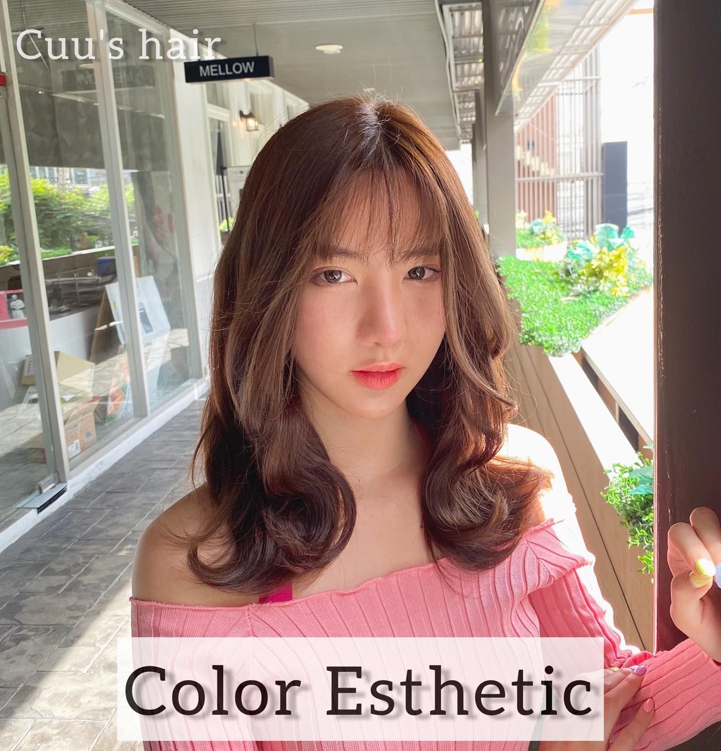 Color Esthetic  ถึงแม้จะเป็นรายการเกี่ยวกับการทำสีผม แต่ก็สามารถทำให้เส้นผมมีสุขภาพที่ดีขึ้นได้🤫  เมนูCuu's hair เป็นเมนูยอดนิยม จำเป็นต้องจำกัดสิทธิ์ในการจองคิว แนะนำให้ทุกท่านรีบติดต่อทางเราเพื่อสำรองคิวไว้ล่วงหน้า
สำหรับเมนูนี้เป็นการทำสีพร้อมกับการดูแลเส้นผมด้วยการเติมสารอาหารจำนวนมาก เช่น เคราติน คอลลาเจน กรดอะมิโน กรดไฮยาลูโรนิก เซราไมด์ ฯลฯ 
ไม่ว่าจะเป็นพื้นผมธรรมดา หรือพื้นผมที่ผ่านการฟอก ผมจะดูเงางามขึ้น เนื่องจากเส้นผมได้รับการบำรุงดูแลจากภายใน ไม่ว่าจะมีสภาพเส้นผมอย่างไรผมจะดีขึ้นได้อย่างแน่นอน  แนะนำ!! เหมาะสำหรับผู้ที่ต้องการทำสีผมแต่ไม่ต้องการให้เส้นผมหรือหนังศรีษะถูกทำลายหรือได้รับความเสียหาย   อยากให้ทุกท่านได้สัมผัสกับเมนูทำผมอย่างเต็มรูปแบบที่สัมผัสได้ที่ CUU’s hair ที่เดียวเท่านั้น ‍♀️  カラーエステは…  ヘアカラーメニューなのに髪の毛が良くなります🤫  クーズヘアの人気メニュー、予約に制限を設けているのでご予約はお早めに！
ケラチン、コラーゲン、アミノ酸、スーパーヒアルロン酸、セラミドなどなどここでは伝えきれない程の栄養をたくさん入れながらカラーの施術しています。普通の髪はもちろん、ブリーチ毛でも、とても艶が出て、髪の内部から栄養補給されてどんな髪でも本来の状態が必ず良くなります！
カラーしたいけど、髪や頭皮を傷ませたくない方におすすめです！  クーズヘアのオリジナル、髪エステ是非体験してください‍♀️  IG:cuushair
Facebook : Cuu's​ hair
TEL : 02-065-0909
#bangkok #thonglor #bangkokhairsalon #ผม #เกาหลี #ม้วนผมเกาหลี #ร้านเสริมสวย #ดัดผม #สไตล์เกาหลี #hairesthetic #organic