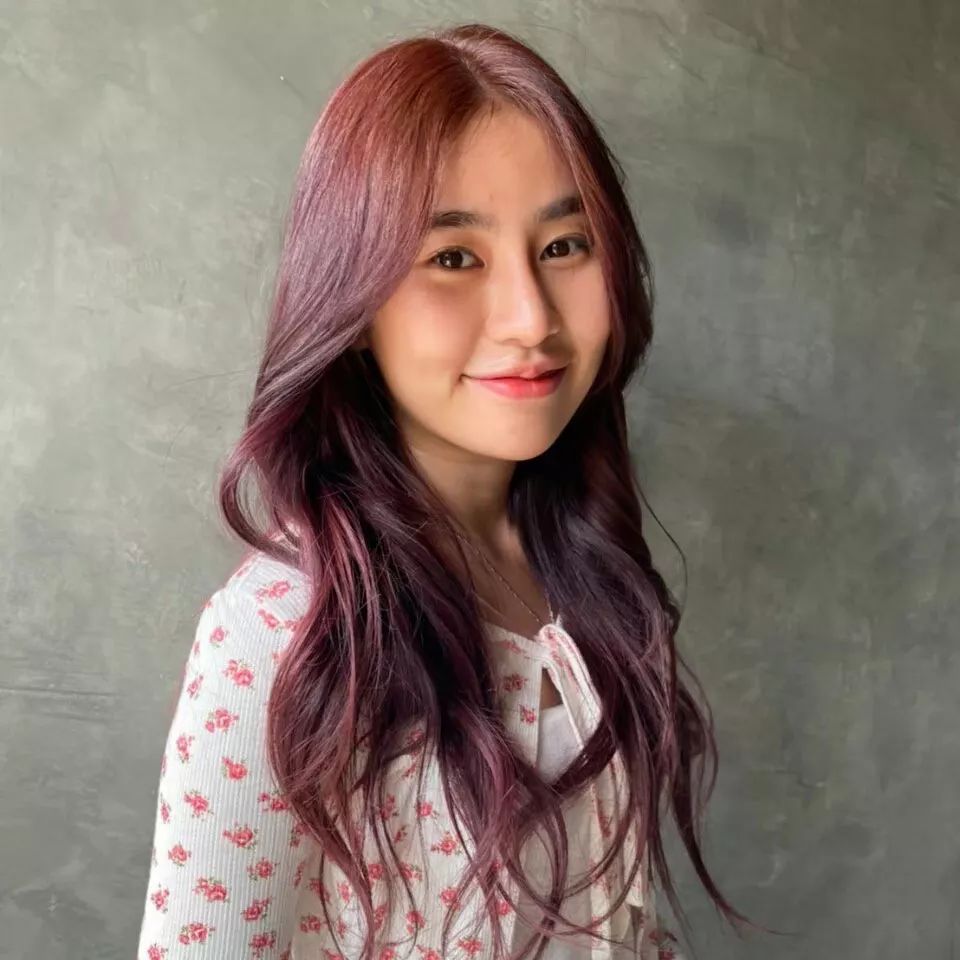 Style :    Long  Color :   Plum Pink       สำหรับใครที่ชอบการทำผมสีแซ่บ จี๊ดจ๊าดแต่ยังคงความน่ารัก ครั้งนี้มาแนะนำสีผมสุดเริ่ด เหมาะกับสาวๆผิวเหลือง หรือผิวสองสีแบบชาวเอเชียอย่างเราๆ ด้วยโทนสีน้ำตาลอมม่วงชมพู โดยโทนสีนี้จะทำแบบเข้มหรือสว่างก็สามารถทำได้ จะทำแบบไล่สี gradation หรือ inner ซ่อนด้านในก็เหมาะ เป็นการผสมผสานความอ่อนหวานแต่ซ่อนเปรี้ยวอย่างลงตัว  Stylist :   GAME  @gamenoolek89  FB :  BELL Otonagami  salon  Tel :      020003001
LINE :   @skk6845h
Business hours :   9AM〜9PM  Please feel free to contact us/お気軽にお問合せください️  #Bellotonagamisalon #ร้านทำผมญี่ปุ่น #バンコク美容室 #バンコク駐在 #バンコク在住