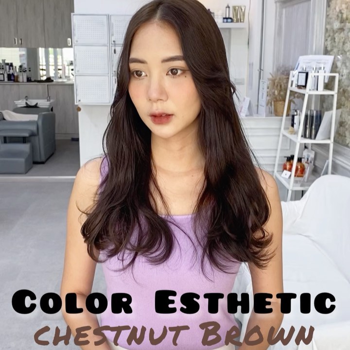 Color Esthetic  สี: Ash grey  ถึงแม้จะเป็นรายการเกี่ยวกับการทำสีผม แต่ก็สามารถทำให้เส้นผมมีสุขภาพที่ดีขึ้นได้🤫  เมนูCuu's hair เป็นเมนูยอดนิยม จำเป็นต้องจำกัดสิทธิ์ในการจองคิว แนะนำให้ทุกท่านรีบติดต่อทางเราเพื่อสำรองคิวไว้ล่วงหน้า
สำหรับเมนูนี้เป็นการทำสีพร้อมกับการดูแลเส้นผมด้วยการเติมสารอาหารจำนวนมาก เช่น เคราติน คอลลาเจน กรดอะมิโน กรดไฮยาลูโรนิก เซราไมด์ ฯลฯ 
ไม่ว่าจะเป็นพื้นผมธรรมดา หรือพื้นผมที่ผ่านการฟอก ผมจะดูเงางามขึ้น เนื่องจากเส้นผมได้รับการบำรุงดูแลจากภายใน ไม่ว่าจะมีสภาพเส้นผมอย่างไรผมจะดีขึ้นได้อย่างแน่นอน  แนะนำ!! เหมาะสำหรับผู้ที่ต้องการทำสีผมแต่ไม่ต้องการให้เส้นผมหรือหนังศรีษะถูกทำลายหรือได้รับความเสียหาย   อยากให้ทุกท่านได้สัมผัสกับเมนูทำผมอย่างเต็มรูปแบบที่สัมผัสได้ที่ CUU’s hair ที่เดียวเท่านั้น ‍♀️  Color Esthetic
7300 บาท → 4600 บาท
ตัด ,ทำสี ,ให้คำปรึกษา, ดีท็อกซ์หนังศีรษะ,สระผม, แชมพู ,ทรีทเม้นท์, เซ็ท, เป่า,การรับประกัน (ฟรี) ปรึกษาทางไลน์ (ฟรี) + ตัดหน้าม้าหลังทำ 3 สัปดาห์  ระยะเวลาที่ใช้ : ประมาณ 3 ชั่วโมง  カラーエステは…  ヘアカラーメニューなのに髪の毛が良くなります🤫  クーズヘアの人気メニュー、予約に制限を設けているのでご予約はお早めに！
ケラチン、コラーゲン、アミノ酸、スーパーヒアルロン酸、セラミドなどなどここでは伝えきれない程の栄養をたくさん入れながらカラーの施術しています。普通の髪はもちろん、ブリーチ毛でも、とても艶が出て、髪の内部から栄養補給されてどんな髪でも本来の状態が必ず良くなります！
カラーしたいけど、髪や頭皮を傷ませたくない方におすすめです！  クーズヘアのオリジナル、髪エステ是非体験してください‍♀️  IG:cuushair
Facebook : Cuu's​ hair
TEL : 02-065-0909
#bangkok #thonglor #bangkokhairsalon #ผม #เกาหลี #ม้วนผมเกาหลี #ร้านเสริมสวย #ดัดผม #สไตล์เกาหลี #hairesthetic #organic