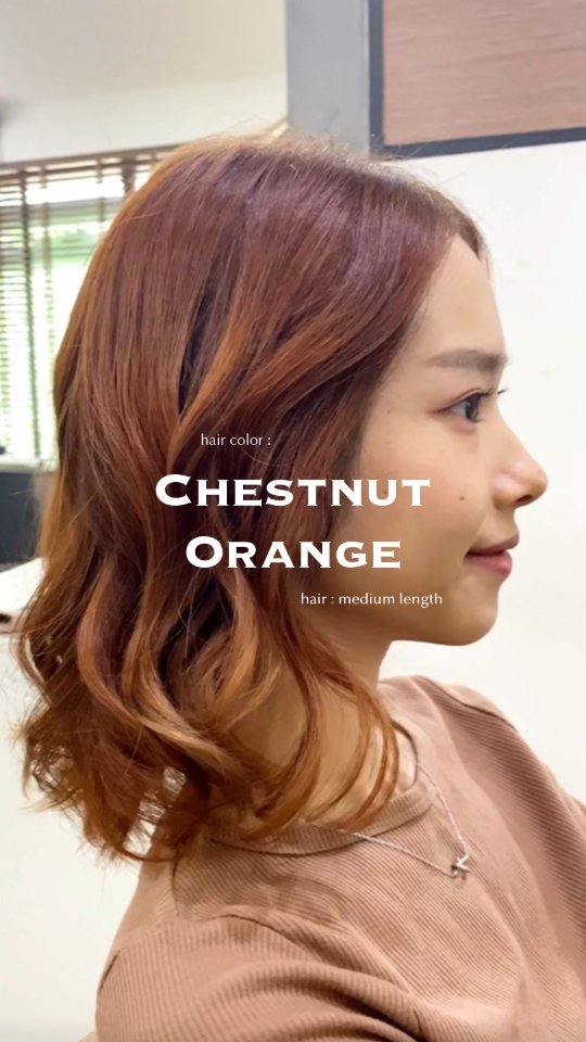 Style :    Medium  Color :   Chestnut Orange       ผมสีไหนที่ทำแล้วให้หน้าสว่างขึ้นนะ? ซึ่งหลายๆคนก็คงกำลังมองหาสีผมที่ทำให้หน้าสว่างกันอยู่ในแน่ๆเลย จะบอกว่าสีส้มนี่แหละที่ทำให้หน้าเราสว่างได้ 
     โทนสีส้มหรือโทนสีน้ำตาลประกายส้มนี้จะต้องทำการปรับพื้นผมเบื้องต้นเสมอนะคะ ซึ่งจะต้องผ่านการฟอกอย่างน้อย 1 รอบซะก่อน และแน่นอนว่าเมื่อเส้นผมผ่านการฟอกจะต้องมีการแห้งกระด้างเกิดขึ้น ดังนั้นสาวๆทุกคนอย่าลืมบำรุงเส้นผมทั้งก่อนและหลังการทำผมด้วยนะคะ 
     ทางร้านมีผลิตภัณฑ์ดูแลเส้นผมให้ทุกขั้นตอนขณะการทำเคมีเสมอ สามารถเข้ามาปรึกษากับเราได้นะคะ  Stylist :   GAME  @gamenoolek89  FB :  BELL Otonagami  salon  Tel :      020003001
LINE :   @skk6845h
Business hours :   9AM〜9PM  Please feel free to contact us/お気軽にお問合せください️  #Bellotonagamisalon #ร้านทำผมญี่ปุ่น #バンコク美容室 #バンコク駐在 #バンコク在住