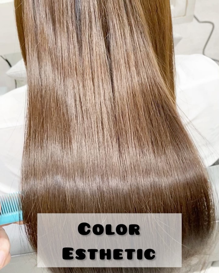 Color Esthetic  ถึงแม้จะเป็นรายการเกี่ยวกับการทำสีผม แต่ก็สามารถทำให้เส้นผมมีสุขภาพที่ดีขึ้นได้🤫  เมนูCuu's hair เป็นเมนูยอดนิยม จำเป็นต้องจำกัดสิทธิ์ในการจองคิว แนะนำให้ทุกท่านรีบติดต่อทางเราเพื่อสำรองคิวไว้ล่วงหน้า
สำหรับเมนูนี้เป็นการทำสีพร้อมกับการดูแลเส้นผมด้วยการเติมสารอาหารจำนวนมาก เช่น เคราติน คอลลาเจน กรดอะมิโน กรดไฮยาลูโรนิก เซราไมด์ ฯลฯ 
ไม่ว่าจะเป็นพื้นผมธรรมดา หรือพื้นผมที่ผ่านการฟอก ผมจะดูเงางามขึ้น เนื่องจากเส้นผมได้รับการบำรุงดูแลจากภายใน ไม่ว่าจะมีสภาพเส้นผมอย่างไรผมจะดีขึ้นได้อย่างแน่นอน  แนะนำ!! เหมาะสำหรับผู้ที่ต้องการทำสีผมแต่ไม่ต้องการให้เส้นผมหรือหนังศรีษะถูกทำลายหรือได้รับความเสียหาย   อยากให้ทุกท่านได้สัมผัสกับเมนูทำผมอย่างเต็มรูปแบบที่สัมผัสได้ที่ CUU’s hair ที่เดียวเท่านั้น ‍♀️  Color Esthetic
7300 บาท → 5600 บาท
ตัด (ส่วนลด 700 บาท หากไม่มีการตัด),ทำสี ,ให้คำปรึกษา, ดีท็อกซ์หนังศีรษะ,สระผม, แชมพู ,ทรีทเม้นท์, เซ็ท, เป่า,การรับประกัน (ฟรี) ปรึกษาทางไลน์ (ฟรี) + ตัดหน้าม้าหลังทำ 3 สัปดาห์  ระยะเวลาที่ใช้ : ประมาณ 3 ชั่วโมง  カラーエステは…  ヘアカラーメニューなのに髪の毛が良くなります🤫  クーズヘアの人気メニュー、予約に制限を設けているのでご予約はお早めに！
ケラチン、コラーゲン、アミノ酸、スーパーヒアルロン酸、セラミドなどなどここでは伝えきれない程の栄養をたくさん入れながらカラーの施術しています。普通の髪はもちろん、ブリーチ毛でも、とても艶が出て、髪の内部から栄養補給されてどんな髪でも本来の状態が必ず良くなります！
カラーしたいけど、髪や頭皮を傷ませたくない方におすすめです！  クーズヘアのオリジナル、髪エステ是非体験してください‍♀️  カラーエステ
7300B→5600B
カラー、カウンセリング、頭皮デトックス、髪クレンジング、シャンプー、トリートメント、カット（カットなしは７００Bオフ）セット、ブロー、技術保証（無料）ライン相談（無料）  所要時間:約3時間  IG:cuushair
Facebook : Cuu's​ hair
TEL : 02-065-0909
#bangkok #thonglor #bangkokhairsalon #ผม #เกาหลี #ม้วนผมเกาหลี #ร้านเสริมสวย #ดัดผม #สไตล์เกาหลี #hairesthetic #organic
