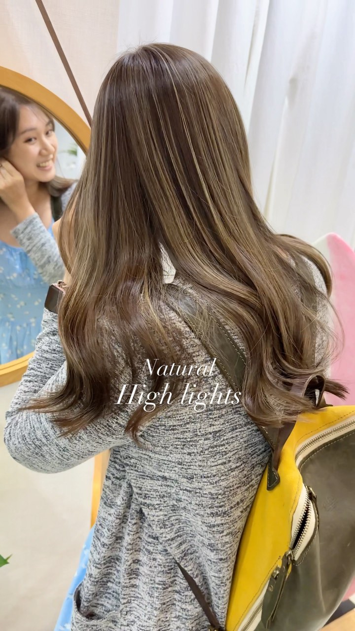 #naturalhighlights 
•high light 3990thb~
ไฮไลท์ ด้วยควบคุมการลงเส้นเป็นไปดั่งใจนึก จึงได้เส้นไฮไลท์ทึ่แม่นยำ ละเอียดอ่อน ต่อให้สีจางไป ก็ยังคงด้วยดีไซน์
-
สิ่งที่มาพร้อมกับบริการของพวกเรา
🟡 ก่อนทำสีจะมีการฉีดสเปรย์กันแสบที่หนังศีรษะ
 ทำเคมีโดยไม่กังวลด้วยโฟมเคราติน และ Repair Mist ไม่ให้เกล็ดผมที่สำคัญต้องเสียไป
 สเต็ปการสระผมของทางร้านที่ได้เป็นแค่การล้าง พร้อมด้วยผลิตภัณฑ์จากญี่ปุ่น
🟣 เซ็ตผมตามรีเควสพร้อมด้วยแว็กซ์,ออยด์และเซรุ่มผม
🟠 ทำผมเสร็จยังมีสติ็กเกอร์ออริจินอลของทางร้านแถมให้ เอคคลูซีฟสำหรับ VIP เมมเบอร์ที่สมัครครั้งแรกจะมีแก้วน้ำออริจินอลของร้านแถมให้อีก
🟢 พร้อมน้ำดื่มระหว่างทำผมให้เลือกถึง 10 อย่าง
️ ที่จอดรถฟรีแถมไม่ใช่ที่กลางแจ้ง
️ แถมด้วยรอยยิ้มและความรู้สึกที่อยากให้ทุกคนสวยเริ่ดดดดด(แน่นอนฟรีอยู่แล้ว)
-
ที่ตั้งร้าน ร้านอยู่ใกล้กับ บีทีเอสพร้อมพงษ์ ในซอยสุขุมวิท 39 ซอยพร้อมศรี 1 metropole residence ชั้น1 ร้านมีที่จอดรถบริการค่ะ
Metropole residence,soi Phrom si1,Sukhumvit39
จองคิวหรือสอบถามได้ที่เบอร์ tel:020048180
Line@: aki-endo
เวลาทำการ: 10:00AM – 8:00PM (หยุดทุกวันอังคาร Tueday closed)  #ตัดผมสไตล์ญี่ปุ่น #เซ็ตผม #ทำสีผม #ตัดผม #หน้าม้า #หน้าม้าซีทรู #ร้านทำผม #ร้านทำผม #สุขุมวิท #ไฮไลท์ #ทรงผมเกาหลี #ดัดผม #ทรงผมสไตล์เกาหลี #สไตล์เกาหลี #ม้วนผม #ผมสั้น #ฟอกผม #ย้อมผม #バンコク美容院 #バンコク美容室 #染髪 #漂髪 #漸層染 #理发 #염색 #앞머리 #헤어컬러링 #탈색