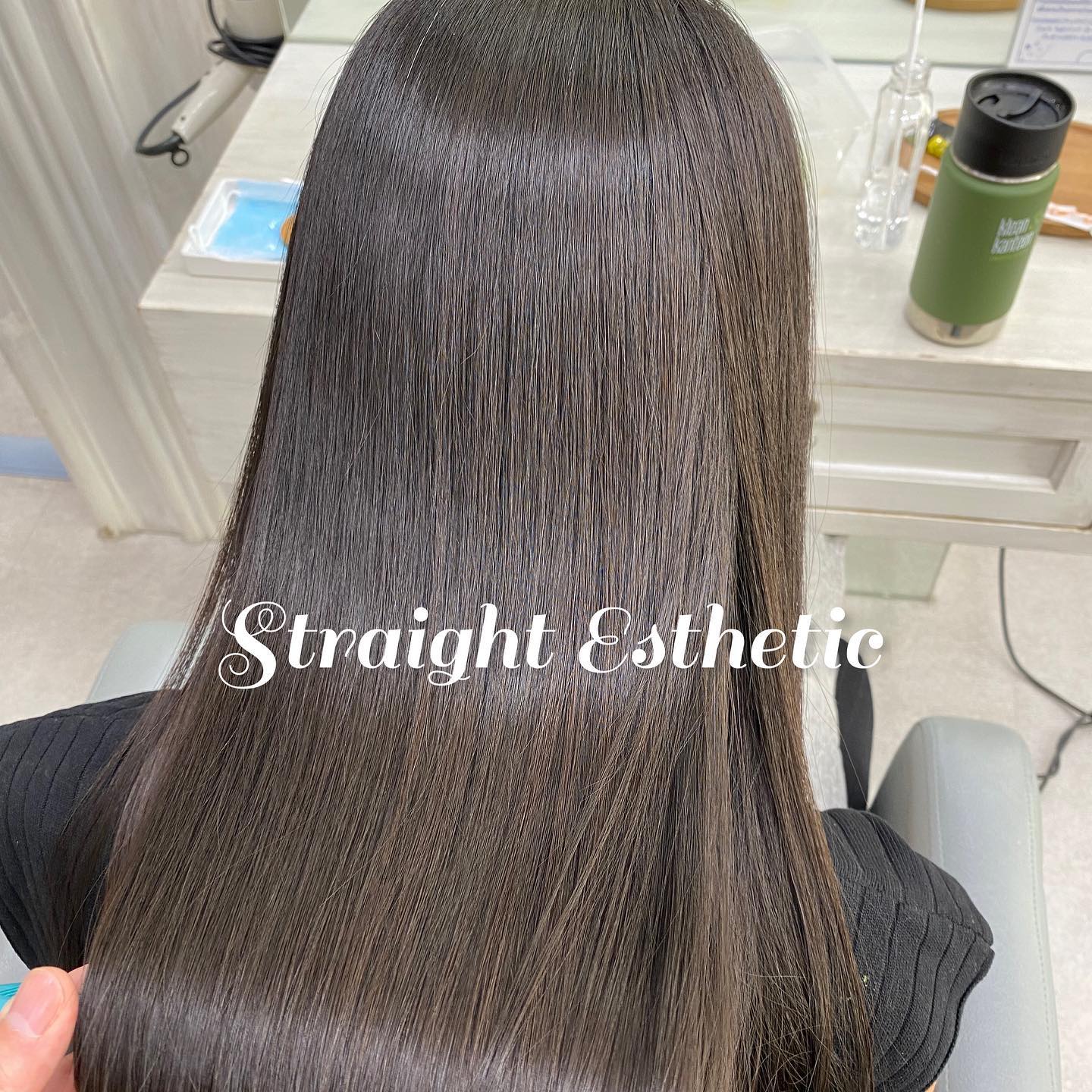 Straight Esthetic  เปรียบเทียบการยืดแบบstraight esthetic และ การยืดแบบทั่วไปค่อนข้างมีความแตกต่างกันมาก  straight Esthetic ผมจะนุ่มมากและดูตรงเป็นธรรมชาติ ด้วยตัวยาและส่วนผสมสูตรเฉพาะของร้านเรา ไม่ว่าจะมีผมหยักศกหรือผมที่ผ่านการถูกทำลาย ก็สามารถยืดให้ผมตรงสลวยและเงางามได้โดยที่ไม่ทำร้ายเส้นผม  เมื่อเส้นผมได้เปลี่ยนไปเป็นผมที่ตรงลวยแล้ว เพียงแค่เป่าเองที่บ้านให้แห้งผมก็สวยและเงางาม  หลังจากการยืด straight Esthetic รู้สึกผมนุ่มมากเหมือนเป็นผมที่เกิดใหม่ จนอยากสัมผัสตลอดทั้งวัน 🤣  ระยะเวลาที่อยู่ได้ โดยประมาณครึ่งปีถึง1ปี ขึ้นอยู่กับสภาพเส้นผมและการดูแลของแต่ละท่าน และหากดูแลเส้นผมหลังการยืดอย่างต่อเนื่อง ผมจะยิ่งเงางามและอยู่ได้นานยิ่งขึ้น  การที่จะมีสภาพเส้นผมที่สวยและอยู่ได้นานนั้น ยังต้องอาศัยความร่วมมือในการดูแลเส้นผมของคุณลูกค้าอย่างต่อเนื่อง  หลังจากยืดผมแล้วประมาณ2วัน สามารถม้วนผมหรือมัดผมได้ตามที่ต้องการ  บริเวณโคนผม หากมีผมหยักศกขึ้นใหม่ สามารถยืดแค่บริเวณโคนผมและปลายผมทำtreatment esthetic แทนนะคะ  #bangkok #thonglor #bangkokhairsalon #ผม #เกาหลี #ม้วนผม เกาหลี #ร้านเสริมสวย #ดัดผม #สไตล์เกาหลี #hairesthetic #organic