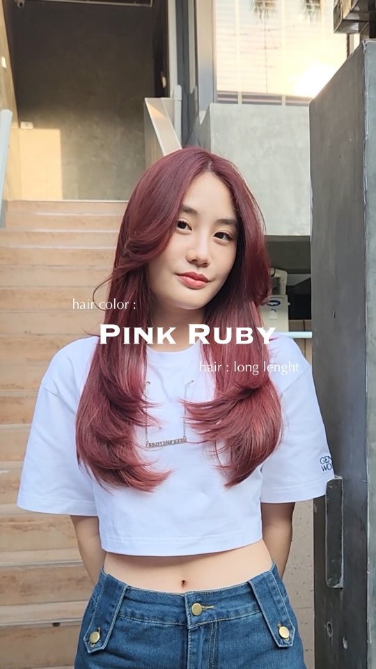 Style :    Long  Color :   Pink Ruby        วันนี้เรามาแนะนำการทำผมสุดฮิต สวย ชิคค์ แบบไม่เหมือนใคร แล้วแบบนี้ไม่ทำตามได้ยังไงไหวเอ่ย
     😶😶 สีนี้ทำให้ใบหน้าดูสว่าง อ่อนเยาว์ได้ด้วย ซึ่งการทำสีสว่างนั้น ต้องบำรุงเส้นผมมากกันเป็นพิเศษนะคะ เพราะกว่าจะได้สีที่ถูกใจนั้นเส้นผมของเราต้องผ่านศึกหนักเช่นเดียวกัน ดังนั้นขั้นตอนขณะการยกระดับสีผมนั้นเราต้องไม่ลืมบำรุงด้วยค่ะ
     ทางร้านเรามีเทคนิคพิเศษในการฟอกเพื่อไม่ให้เส้นผมถูกทำร้ายจนเกินไป และไม่เสียดสีหนังศรีษะให้เกิดการระคายเคือง พร้อมทั้งยังมีบำรุงให้หลังการฟอกด้วย สามารถเข้ามาปรึกษากับเราได้นะคะ  Stylist :   GAME  @gamenoolek89  FB :  BELL Otonagami  salon  Tel :      020003001
LINE :   @skk6845h
Business hours :   9AM〜9PM  Please feel free to contact us/お気軽にお問合せください️  #periash #bleach #ashlavender #hairstyle #lavender #ashhair #Bellotonagamisalon #ร้านทำผมญี่ปุ่น #バンコク美容室 #バンコク駐在 #バンコク在住