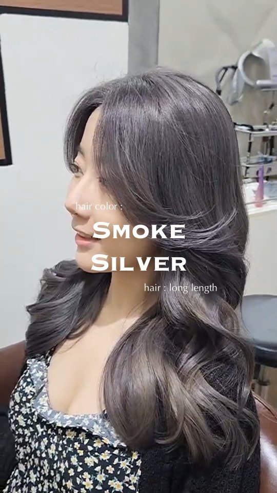 Style :    Long  Color :   Smoke Silver        วันนี้มาแนะนำไอเดียการทำผมให้กับสาวๆทุกคน ด้วยการฟอกปรับพื้นผม การฟอกผมนั้นจะทำให้เห็นประกายสีได้ชัดมากยิ่งขึ้น และจะทำให้ใบหน้าดูสว่างมากขึ้น รับกับผิวที่ขับให้ดูสดใส ด้วยโทนสีหม่น
      สำหรับสาวๆทุกคนที่อยากลองเปลี่ยนลุคให้เป็นคนที่ดูหน้าค้นหาได้ค่ะ  Stylist :   GAME  @gamenoolek89  FB :  BELL Otonagami  salon  Tel :      020003001
LINE :   @skk6845h
Business hours :   9AM〜9PM  Please feel free to contact us/お気軽にお問合せください️  #periash #bleach #ashlavender #hairstyle #lavender #ashhair #Bellotonagamisalon #ร้านทำผมญี่ปุ่น #バンコク美容室 #バンコク駐在 #バンコク在住