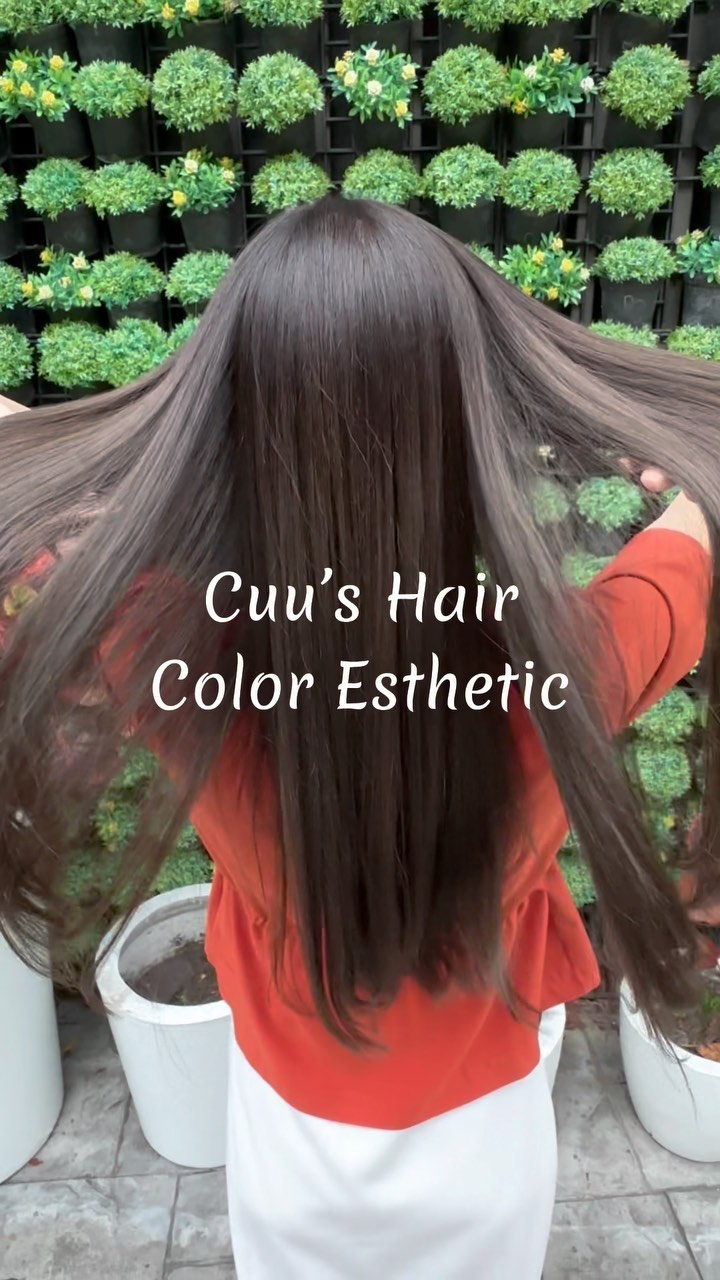 Cuu’s hair สวัสดีค่า ‍♀️
ทำสีแล้วผมสุขภาพดี ทำได้จริงมั้ย? 🤔
วันนี้แอดมินขอแนะนำการทำสีพร้อมทรีทเม้นท์ หรือที่เรียกว่า Color Esthetic ซึ่งช่วยทำให้ได้สีที่เราชื่นชอบ และติดทนนานกว่าการทำสีปกติ เพราะมีการผสมทรีทเม้นท์เข้าไปในสีที่ทำด้วย ในทรีทเม้นท์มีสารอาหารมากมายต่อสำคัญต่อเส้นผม ช่วยให้ผมของคุณสุขภาพดี มีน้ำหนัก สวยอย่างเป็นธรรมชาติได้ค่ะ ทำสีและผมสุขภาพดีไม่ใช่เรื่องยากสำหรับCuu’s Hair🥰‍♀️  Color Esthetic
7300 บาท → 5600 บาท(ราคานี้ไม่รวมฟอก) 
ตัด ,ทำสี(ได้ทุกความสั้นและความยาว),ให้คำปรึกษา, ดีท็อกซ์หนังศีรษะ,สระผม, แชมพู ,ทรีทเม้นท์, เซ็ท, เป่า,การรับประกัน (ฟรี) ปรึกษาทางไลน์ (ฟรี) + ตัดหน้าม้าหลังทำ 3 สัปดาห์  ระยะเวลาที่ใช้ : ประมาณ 3 ชั่วโมง 
หากคุณลูกค้าไม่ต้องการตัดผมจะมีส่วนลด 700 บาทครับ  ทางร้านจะใช้โปรตีนคุณภาพสูงจากธรรมชาติ เซราไมด์ คอลลาเจน กรดอะมิโน และกรดไฮยาลูโรนิกจากธรรมชาติให้กับเส้นผมเพื่อให้สารอาหารซึมซาบเข้าสู่เส้นผม เพื่อป้องกันไม่ให้สารอาหารและน้ำที่หล่อเลี้ยงหลุดออกมา พร้อมทั้งยังเติมส่วนผสมที่ให้ความชุ่มชื้นตามธรรมชาติจากกับเส้นผมและหนังศีรษะ ฉะนั้นสภาวะแวดล้อมต่างๆจึงไม่ทำให้เกิดความเครียดกับเส้นผมและหนังศีรษะหลังทำ 
จะช่วยซ่อมแซมเส้นผมที่เสีย กลับมามีผมที่แข็งแรงมากขึ้น ลดการชี้ฟูของเส้นผมให้ผมให้ดูสวยงามมากขึ้น ไม่ใช่เป็นการแค่บำรุงเส้นผมแต่ยังช่วยบำรุงหนังศรีษะ ป้องกันผมขาดหลุดร่วงอีกด้วยนะครับ🥰  โปรโมชั่นHair Esthetic
Treatment Esthetic 4900THB → 4300THB
Color Esthetic 7300 บาท → 5600 บาท(ราคานี้ไม่รวมฟอก) 
Perm Esthetic 8400 บาท → 6900 บาท
Straight  Esthetic 10500 บาท → 7400 บาท  IG:cuushair
Facebook:Cuu’s hair
HP: https://cuushair.com
TEL:02-065-0909  #bangkok #thonglor #bangkokhairsalon #ผม #เกาหลี #ญี่ปุ่น #ม้วนผม #ร้านเสริมสวย #ดัดผม #เสริมสวย #ทรงผม #สไตล์เกาหลี #สไตล์ญี่ปุ่น #hairesthetic #organic