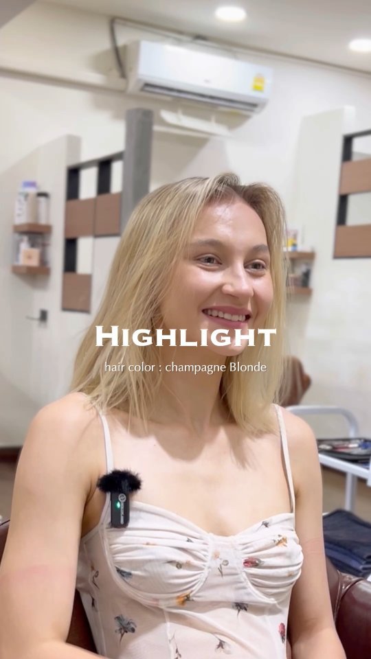 Style :   Baby Highlight  Color :  Champagne Blonde        วันนี้มาแนะนำไอเดียการทำผมให้กับสาวๆทุกคน ด้วยการ ทำ highlight แบบเทคนิค air touch  ซึ่งการฟอกผมนั้นจะทำให้เห็นประกายสีได้ชัดมากยิ่งขึ้น และแลดูเป็นธรรมชาติมากยิ่งขึ้น จะทำให้ใบหน้าดูสว่างมากขึ้น รับกับผิวที่ขับให้ดูสดใส ด้วยโทนสีบลอนด์สว่าง
      สำหรับสาวๆทุกคนที่อยากลองเปลี่ยนลุคให้เป็นคนที่ดูหน้าค้นหาได้ค่ะ  Stylist :   GAME  @gamenoolek89  FB :  BELL Otonagami  salon  Tel :      020003001
LINE :   @skk6845h
Business hours :   9AM〜9PM  Please feel free to contact us/お気軽にお問合せください️  #bleach #hairstyle #lavender #ashhair #Bellotonagamisalon #ร้านทำผมญี่ปุ่น #バンコク美容室 #バンコク駐在 #バンコク在住