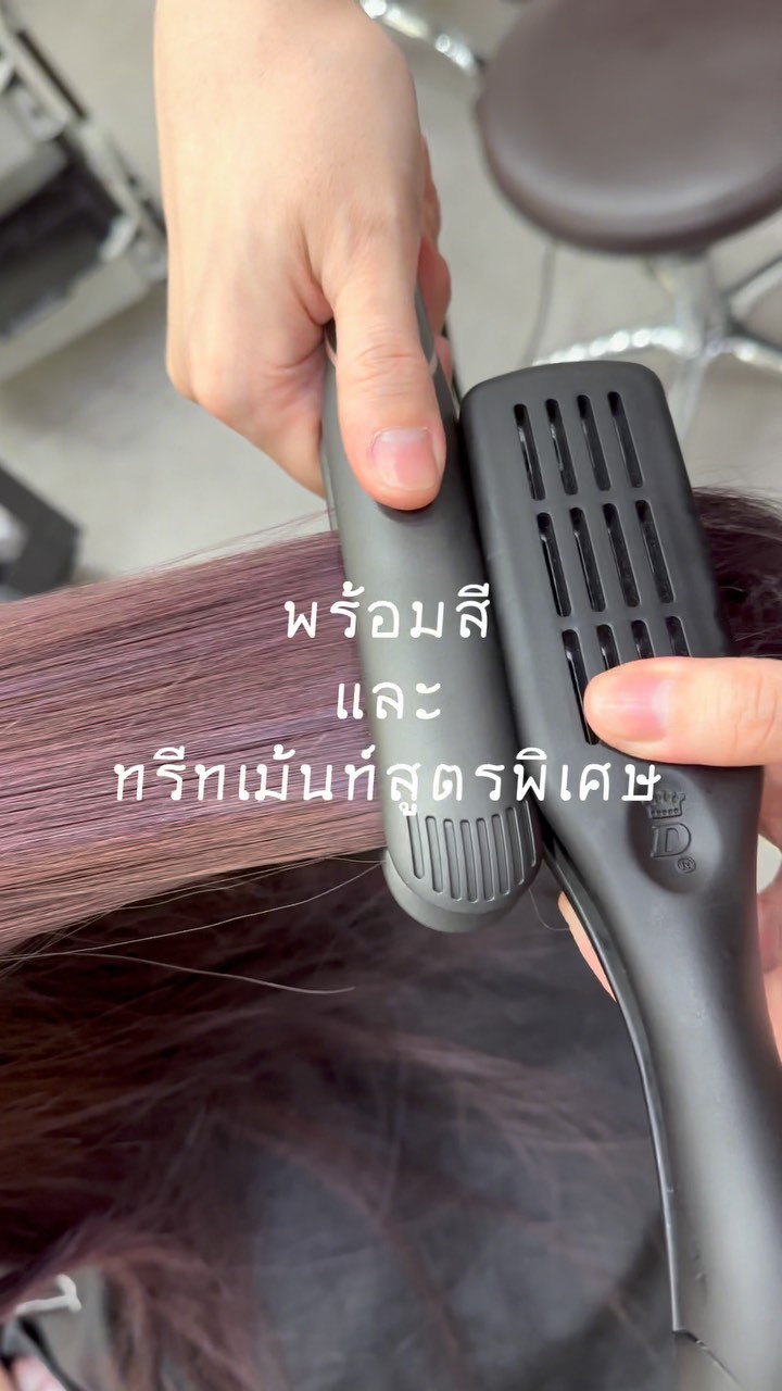 Cuu’s Hair สวัสดีค่า‍♀️
เปลี่ยนลุค เปลี่ยนสไตล์ ผมสวย นุ่มลื่น มีน้ำหนักและเงางามเป็นธรรมชาติ เพียง3ชั่วโมง จะทำให้คุณได้สัมผัสกับโลกใบใหม่ ‍♀️  Color Esthetic
7300 บาท → 5600 บาท(ราคานี้ไม่รวมฟอก) 
ตัด ,ทำสี(ได้ทุกความสั้นและความยาว),ให้คำปรึกษา, ดีท็อกซ์หนังศีรษะ,สระผม, แชมพู ,ทรีทเม้นท์, เซ็ท, เป่า,การรับประกัน (ฟรี) ปรึกษาทางไลน์ (ฟรี) + ตัดหน้าม้าหลังทำ 3 สัปดาห์  ระยะเวลาที่ใช้ : ประมาณ 3 ชั่วโมง 
หากคุณลูกค้าไม่ต้องการตัดผมจะมีส่วนลด 700 บาทครับ  ทางร้านจะใช้โปรตีนคุณภาพสูงจากธรรมชาติ เซราไมด์ คอลลาเจน กรดอะมิโน และกรดไฮยาลูโรนิกจากธรรมชาติให้กับเส้นผมเพื่อให้สารอาหารซึมซาบเข้าสู่เส้นผม เพื่อป้องกันไม่ให้สารอาหารและน้ำที่หล่อเลี้ยงหลุดออกมา พร้อมทั้งยังเติมส่วนผสมที่ให้ความชุ่มชื้นตามธรรมชาติจากกับเส้นผมและหนังศีรษะ ฉะนั้นสภาวะแวดล้อมต่างๆจึงไม่ทำให้เกิดความเครียดกับเส้นผมและหนังศีรษะหลังทำ 
จะช่วยซ่อมแซมเส้นผมที่เสีย กลับมามีผมที่แข็งแรงมากขึ้น ลดการชี้ฟูของเส้นผมให้ผมให้ดูสวยงามมากขึ้น ไม่ใช่เป็นการแค่บำรุงเส้นผมแต่ยังช่วยบำรุงหนังศรีษะ ป้องกันผมขาดหลุดร่วงอีกด้วยนะครับ🥰  โปรโมชั่นHair Esthetic
Treatment Esthetic 4900THB → 4300THB
Color Esthetic 7300 บาท → 5600 บาท(ราคานี้ไม่รวมฟอก) 
Perm Esthetic 8400 บาท → 6900 บาท
Straight  Esthetic 10500 บาท → 7400 บาท  IG:cuushair
Facebook:Cuu’s hair
HP: https://cuushair.com
TEL:02-065-0909  #bangkok #thonglor #bangkokhairsalon #ผม #เกาหลี #ญี่ปุ่น #ม้วนผม #ร้านเสริมสวย #ดัดผม #เสริมสวย #ทรงผม #สไตล์เกาหลี #สไตล์ญี่ปุ่น #hairesthetic #organic