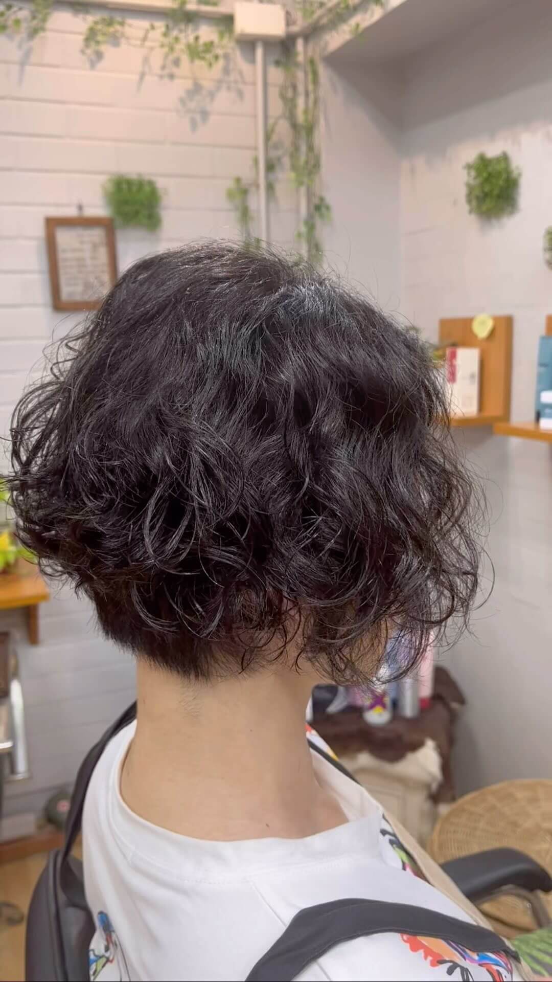 こんにちは♪
HAIR SALON SOです
・
・
スパイラルパーマ
バッサリ切って、パーマかけまし　　た️
お似合いです
・
・
☆HAIR SALON SOは
　バンコクのスクムビット24にある
　スタイリスト一人の小さな、
　日系美容室です。
　老若男女問わず、
　美容室がちょっと苦手な方でも、
　お気軽にお越し頂ける。
　美容室です。
・
・
☆お問い合わせ(日本語でどうぞ)  TEL 065-530-3466  LINEhairsalonso 
・
・
☆場所  バンコクのスクムビット24。
BTS プロンポン駅からすぐ近く。
エンポリアムのソイ24側の出入口
の手前のビル。
ターミナルビルのG階。
ビルの前に両替所のあるビル。
知多らーめんのあるビル。  ・
・  Hello♪
HAIR SALON SO
・
・
Spiral perm
I got a short cut and a perm ️
It suits you
・
・
☆HAIR SALON SO is
Located in Sukhumvit 24, Bangkok
A small space with only one stylist.
This is a Japanese beauty salon.
Regardless of age or gender,
Even if you are not good at beauty salons,
Please feel free to come by.
This is a beauty salon.
・
・
☆Contact us  TEL 065-530-3466  LINEhairsalonso
・
・
☆Place  Sukhumvit 24 in Bangkok.
Very close to BTS Phrom Phong station.
Emporium entrance on Soi 24 side
The building in front of.
G floor of the terminal building.
A building with a currency exchange office in front of the building.
The building where Chita Ramen is located.  〜〜〜〜〜〜〜〜〜〜
#タイ美容室 #タイ美容院 #タイヘアサロン #タイ日系美容室 
#タイパーマ 
#バンコク美容室 #バンコク美容院 #バンコクヘアサロン #バンコク日系美容室 #バンコクパーマ #バンコクパーマ屋さん 
#スクムビット24 #スクムビット24の美容室 #プロンポン駅近く #プロンポン美容室 
#thailandhairsalon #thaihairsalon 
#bangkokhairsalon #sukhumvit24 
#hairsalonso