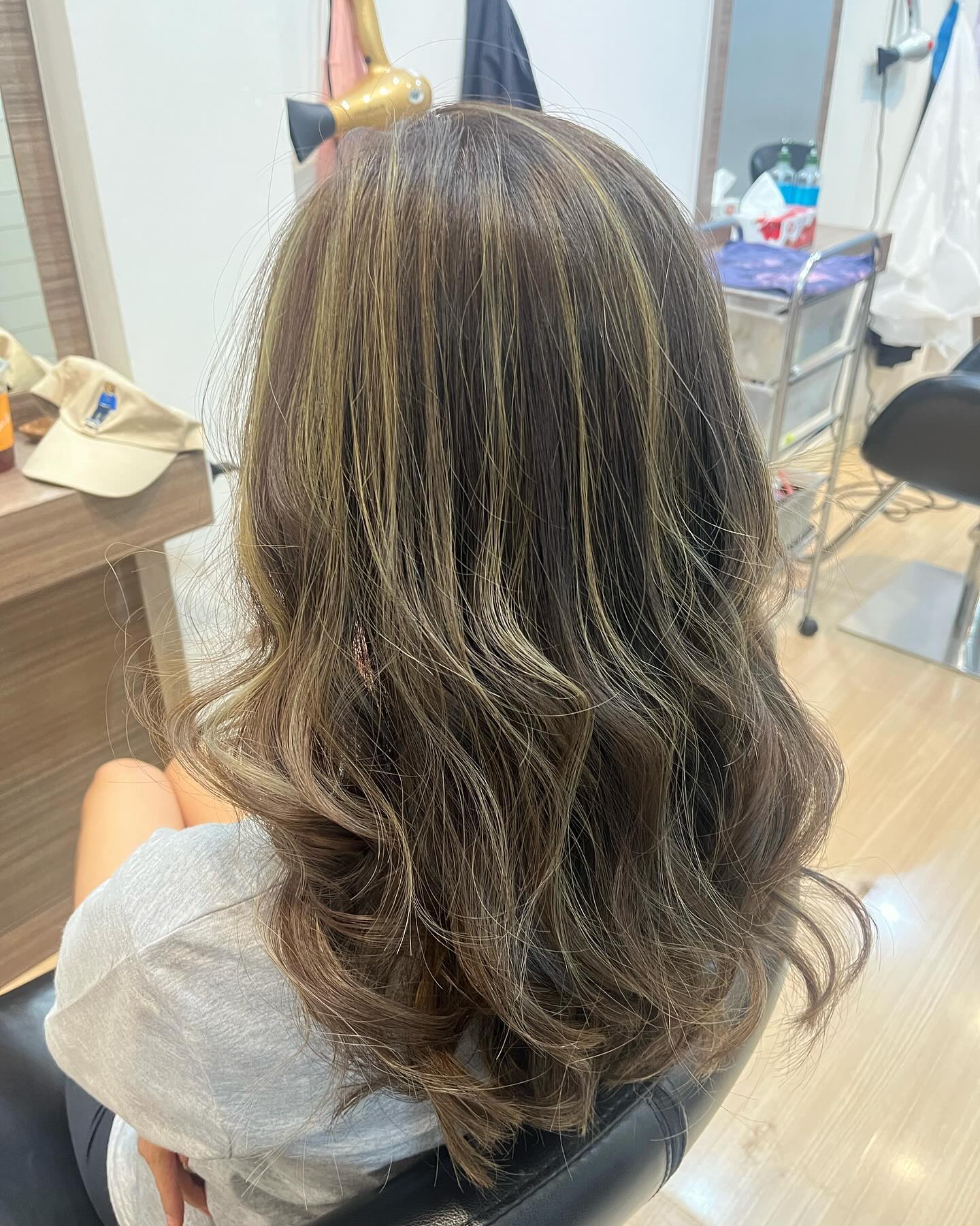 #haircolour #highlight
#ハイライト  Sukhumvit 39 マノモール内2F(入口に世界の山ちゃん　さんがあるモール)
️駐車場有ります。
0855566221
LINE 
　@を頭につけてrossa_hair
@rossa_hair  営業時間
 9:00-18:00(最終カット受付)
定休日　毎週水曜  #rossahair #ロッサヘアー #バンコク美容室 #プロンポン美容室 #バンコク #美容師 #プロンポン #ヘアサロン #日経美容室 #美容室 #美容師 #バンコク駐在 #駐妻 #japanese