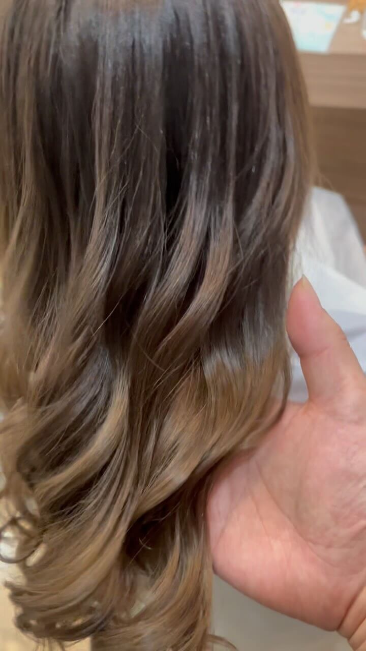 #haircolor #gradation
寒色系の艶カラー  Sukhumvit 39 マノモール内2F(入口に世界の山ちゃん　さんがあるモール)
️駐車場有ります。
0855566221
LINE 
　@を頭につけてrossa_hair
@rossa_hair  営業時間
 9:00-18:00(最終カット受付)
定休日　毎週水曜  #rossahair #ロッサヘアー #バンコク美容室 #プロンポン美容室 #バンコク #美容師 #プロンポン #ヘアサロン