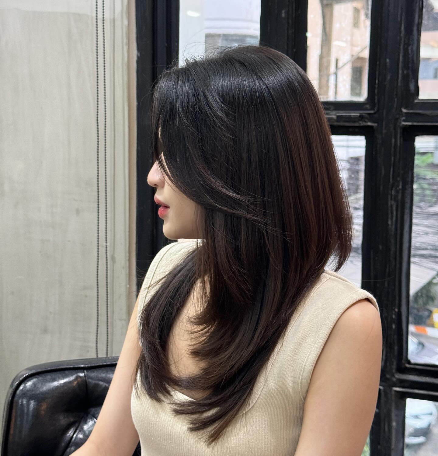 Stunning Butterfly Haircut 🦋  Thank you k.Jane🤍  วันนี้คุณเจนเข้ามารับบริการ Hair Cut & Treatment 
คุณเจนเป็นคนผมเยอะมาก วันนี้มาใส่ layer ให้ผมพลิ้ว มี movement มากขึ้น และทางร้านแนะนำให้ทำ Hair Aesthetic ตัวทรีมเมนท์ที่เป็น signature ของร้าน ที่จะช่วยให้ผมแข็งแรงจัดทรงง่ายดูแลง่าย 🫶🏻
.
ผมเสียขอให้บอกเราอยากดูแลผมสวยๆ เพิ่มความมั่นใจให้สาวๆ
🦋🩵
.
.
AL etro 
 parking lot available  #hairsalon #hair #hairaesthetic #salon #bkk #ร้านทำผม #fyp #ร้านทำผมแนะนำ #hairsalon #bangkok #ทำสี #haircolor #バンコク美容室 #バンコクヘッドスパ #bangkokheadspa