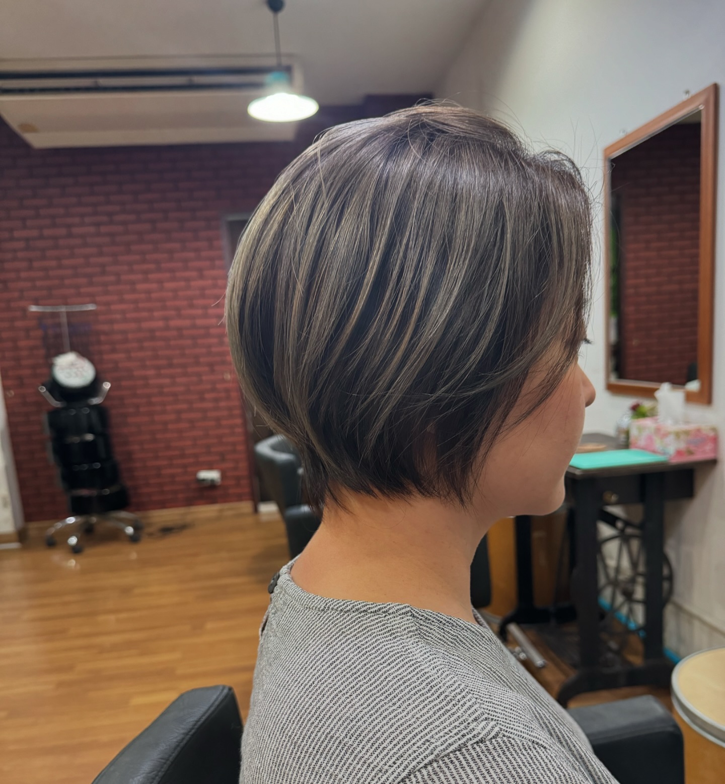 ☆☆☆Short  Balayage Color☆☆
.
ショートバレイヤージュ　  バンコクでバレイヤージュ、ハイライトならZANにお任せ下さい。  ZANオリジナルショートバレイヤージュカラー。
.
こちらのカラー場合、トップに少量のホイルでバレイヤージュを仕上げるため通常よりブリーチによるダメージが少ない状態で仕上がります。  明るくブリーチした部分を目立たせたい場合にはその他の部分をより暗くして明暗をつけます。そうすることによりコントラストが出て明るい部分が引き立ち、動きも出ます。
伸びてもプリンにならず、しばらくブリーチする必要がありません。
※退色した部分のカラーはオススメしてます。  単色染め、全頭ブリーチカラーに飽きた方はぜひお試し下さい。
.
.
#ハイライトカラー #シャドウルーツ #アンブレラカラー #エアータッチ #バンコクヘアカラー #バンコク美容室 #バレイヤージュ