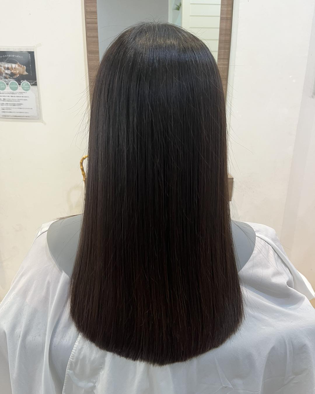 ロングヘアーのカットがいちばん難しいと思う🤔
なぜならアゴや鼻や肩などガイドになる物が無いんだよね😶
#haircut #symmetry
#シンメトリー #ちゃんときる
Sukhumvit 39 マノモール内2F(入口に世界の山ちゃん　さんがあるモール)
️駐車場有ります。
0855566221
LINE 
　@を頭につけてrossa_hair
@rossa_hair  営業時間
 9:00-18:00(最終カット受付)
定休日　毎週水曜  #rossahair #ロッサヘアー #バンコク美容室 #プロンポン美容室 #バンコク #美容師 #プロンポン #ヘアサロン #日経美容室 #美容室 #美容師 #hairstyles