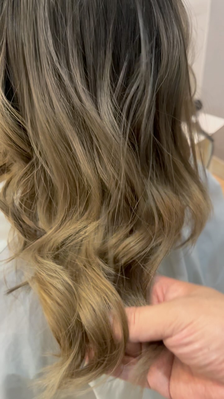 #haircolor #gradation  Sukhumvit 39 マノモール内2F(入口に世界の山ちゃん　さんがあるモール)
️駐車場有ります。
0855566221
LINE 
　@を頭につけてrossa_hair
@rossa_hair  営業時間
 9:00-18:00(最終カット受付)
定休日　毎週水曜  #rossahair #ロッサヘアー #バンコク美容室 #プロンポン美容室 #バンコク #美容師 #プロンポン #ヘアサロン