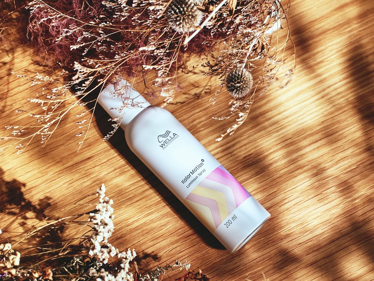 Luminous Spray
สเปรย์ออยล์ปกป้องเส้นผมจากปัจจัยที่ทำร้ายสีผมในชีวิตประจำวัน 🌞 
(รังสี UV, ความร้อน, ความชื้น, ไฟฟ้าสถิต, การเสียดสี ฯลฯ)  แค่ฉีดก็ได้ผมนุ่มลื่นทันที!  ใช้ได้ทั้งกับผมเปียกและผมแห้ง เพียงฉีดหลังการจัดแต่งทรงผม ผมของคุณจะได้รับการปกป้องจากรังสี UV และไฟฟ้าสถิตที่น่ากังวล แถมยังช่วยให้ทรงผมคงทนแม้ในสภาพอากาศที่ชื้น 🌧️  นอกจากนี้ ใช้ก่อนหนีบผมหรือไดร์เป่าผมจะช่วยปกป้องเส้นผมจากความร้อน เหมาะมากสำหรับผมทำสีที่กลัวซีดจาง  มีสารกรอง UV️  ป้องกันการซีดจางของสีผม
 ป้องกัน UV
 ป้องกันความร้อน
 ป้องกันไฟฟ้าสถิต
 ปกป้องจากความชื้น
 ช่วยให้ทรงผมคงทน
 เบาสบาย ไม่เหนียวเหนอะ
 หอมกลิ่นผลไม้