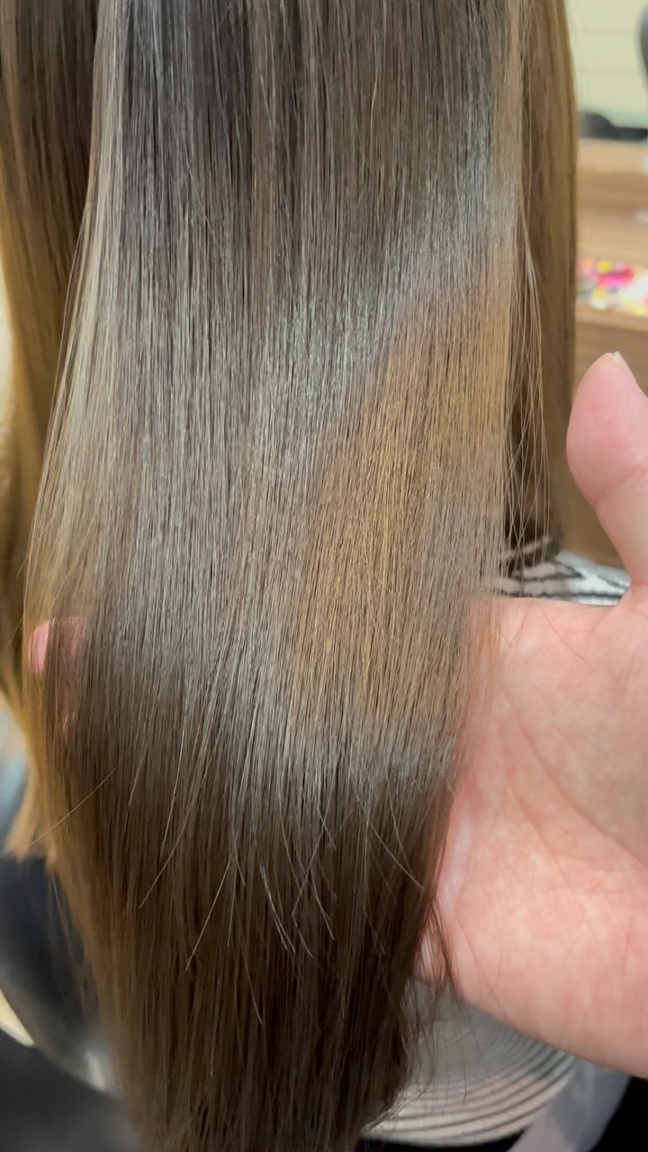 #haircolor #gradation
寒色系の艶カラー  Sukhumvit 39 マノモール内2F(入口に世界の山ちゃん　さんがあるモール)
️駐車場有ります。
0855566221
LINE 
　@を頭につけてrossa_hair
@rossa_hair  営業時間
 9:00-18:00(最終カット受付)
定休日　毎週水曜  #rossahair #ロッサヘアー #バンコク美容室 #プロンポン美容室 #バンコク #美容師 #プロンポン #ヘアサロン