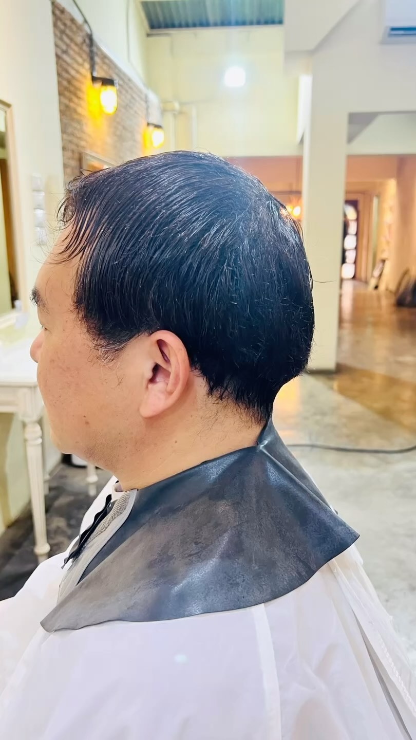 mens cut and etc
ช่าง : ทากะ
ทากะโนริ โคบายาชิ
.
.
.
เดินจากสถานีพร้อมพงศ์4นาที
เข้าซอยสุขุมวิท39อยู่ด้านหลังร้านนวด at ease 
.
.
DEAR Hair Design 
ร้านชื่อ เดียร์ เเฮร์ ดีไซน์
.
TEL: 02-258-6780.
line: @dear_hair_th
ที่อยู่. 20/7 Sukhumvit 39 Klongton nua Wattana Bangkok 10110.  .
สถานีใกล้ๆ  พร้อมพงศ์
เวลาเปิดปิด  10:00~18:30
วันหยุด ทุกวัน พุธ และ พฤหัสบดีที่2,4ของเดือน
รับบัตรเครดิจ
MENU
ตัด  1500บาท
เติมโคน  1800~2000บาท
สีทั้งหัว  เริ่ม2000บาท~
ดัดดิจิตอล  เริ่ม3500บาท~
ดัดเย็น  เริ่ม2500บาท~
3D/ไฮไลท์  เริ่ม 500บาท~
ยืด,กดวอลุ่ม  เริ่ม3500บาท~
ทรีตเม้น  เริ่ม1000บาท~
สระโซดา  200บาท
สปาศรีษระ  1200~2700บาท