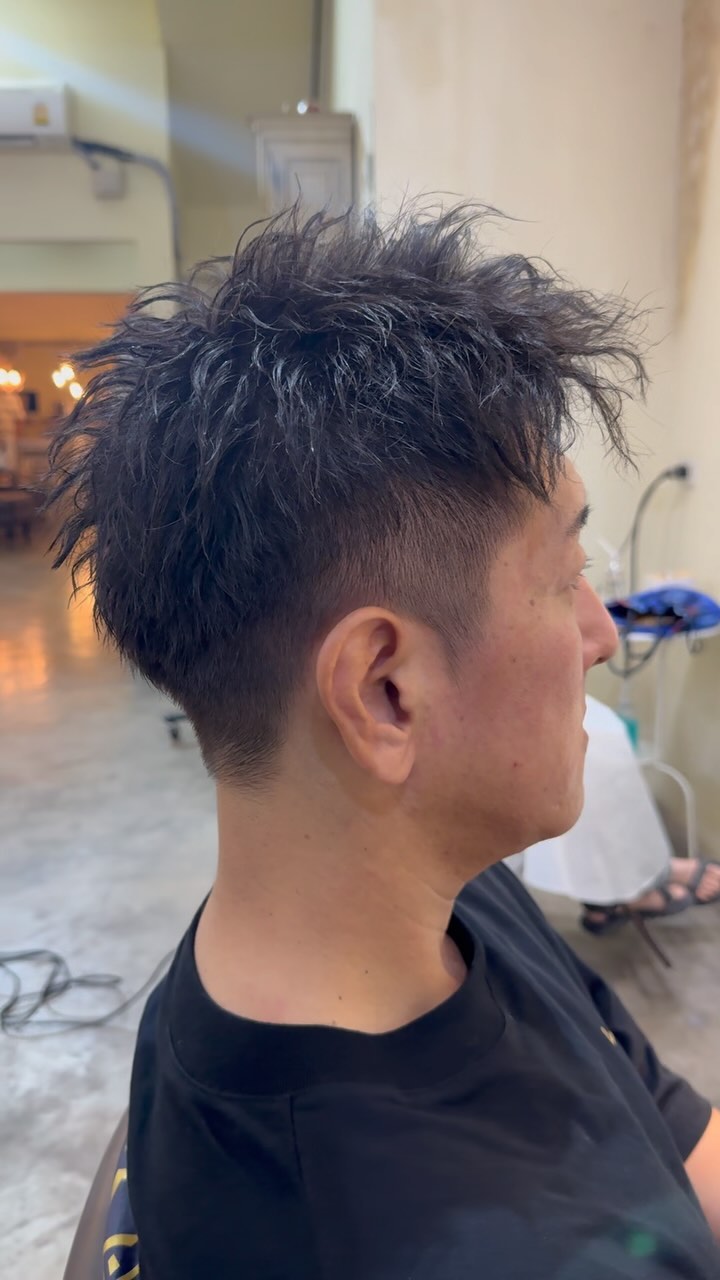 Men,s Twist Perm and Smoke Stone color.  男性はスパイラル、ツイストが人気です。  ブラウン味を感じないスモーキーなカラーで色落ちも淡く🏻  #bangkok #hair #sukhumvit39 #dear #perm #ばんこく #美容院 #パーマ