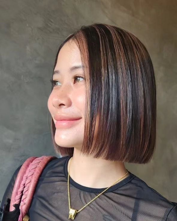 Style : Bob Short  Color : Safari With Highlight  สวัสดีค่ะ เริ่มเข้าฤดูฝนกันแล้ว ทางร้านมีสีมาแนะนำให้นะคะ สำหรับสาวๆที่ต้องการให้ดูลุคหวานต้อนรับอากาศเย็น ทางร้านแนะนำโทนสีหม่นน้ำตาลเหมืนทะเลทรายค่ะ เพื่อทำให้ดูอบอุ่นท่ามกลางอากาศชื้น
 แนะนำให้ทำคู่กับการทำ hilight เพื่อเพิ่มประกายและทำให้ดูมีมิติมากขึ้นนะคะ เผื่อให้เป็นทางเลือกสำหรับสาวๆที่ต้องการเปลี่ยนลุคค่ะ  Stylist :   GAME  @gamenoolek89  FB :  BELL Otonagami  salon  Tel :      020003001
LINE :   @skk6845h
Business hours :   9AM〜9PM  Please feel free to contact us/お気軽にお問合せください️  #Bellotonagamisalon #ร้านทำผมญี่ปุ่น #バンコク美容室 #バンコク駐在 #バンコク在住