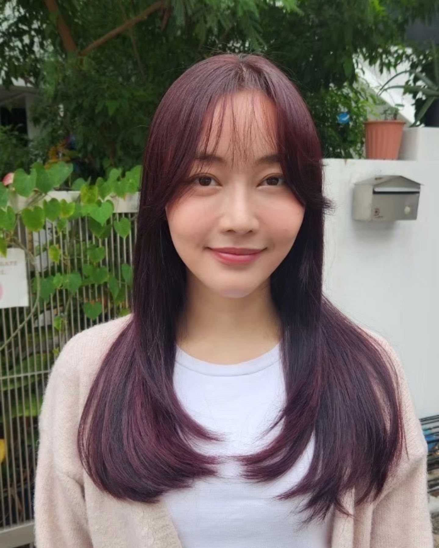 Style :    Long ×Low  Layer  Color :   Red violet       ผมสีไหนที่ทำแล้วให้หน้าสว่างขึ้นนะ? ซึ่งหลายๆคนก็คงกำลังมองหาสีผมที่ทำให้หน้าสว่างกันอยู่ในแน่ๆเลย จะบอกว่าสีม่วงอมชมพูนี่แหละที่ทำให้หน้าเราสว่างได้ 
     โทนสีม่วงหรือโทนสีชมพูนี้จะต้องทำการปรับพื้นผมเบื้องต้นเสมอนะคะ ซึ่งจะต้องผ่านการฟอกอย่างน้อย 1-2 รอบซะก่อน และแน่นอนว่าเมื่อเส้นผมผ่านการฟอกจะต้องมีการแห้งกระด้างเกิดขึ้น ดังนั้นสาวๆทุกคนอย่าลืมบำรุงเส้นผมทั้งก่อนและหลังการทำผมด้วยนะคะ 
     ทางร้านมีผลิตภัณฑ์ดูแลเส้นผมให้ทุกขั้นตอนขณะการทำเคมีเสมอ สามารถเข้ามาปรึกษากับเราได้นะคะ  Stylist : @gamenoolek89  FB :  BELL Otonagami  salon  Tel :      020003001
LINE :   @skk6845h
Business hours :   9AM〜9PM  Please feel free to contact us/お気軽にお問合せください️  #Bellotonagamisalon #ร้านทำผมญี่ปุ่น #バンコク美容室 #バンコク駐在 #バンコク在住