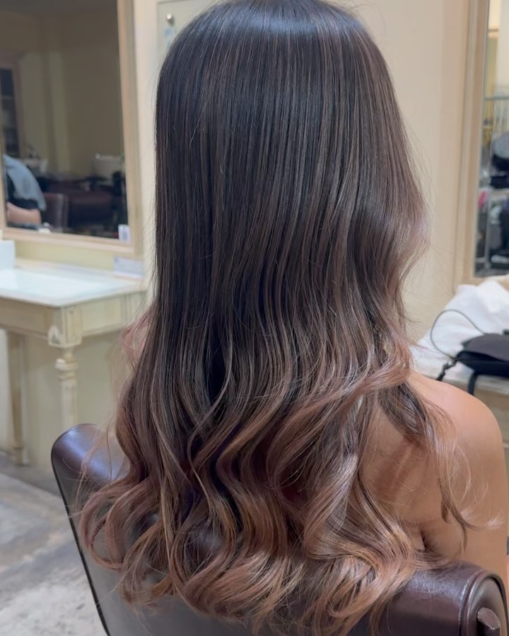 Air touch Balayage
繊細なハイライトをグラデーションで入れています。
半年経っても綺麗なデザインを維持できます  #バンコク　 #バレイヤージュ　 #balayage #highlight #salon #hairsalon #beauty