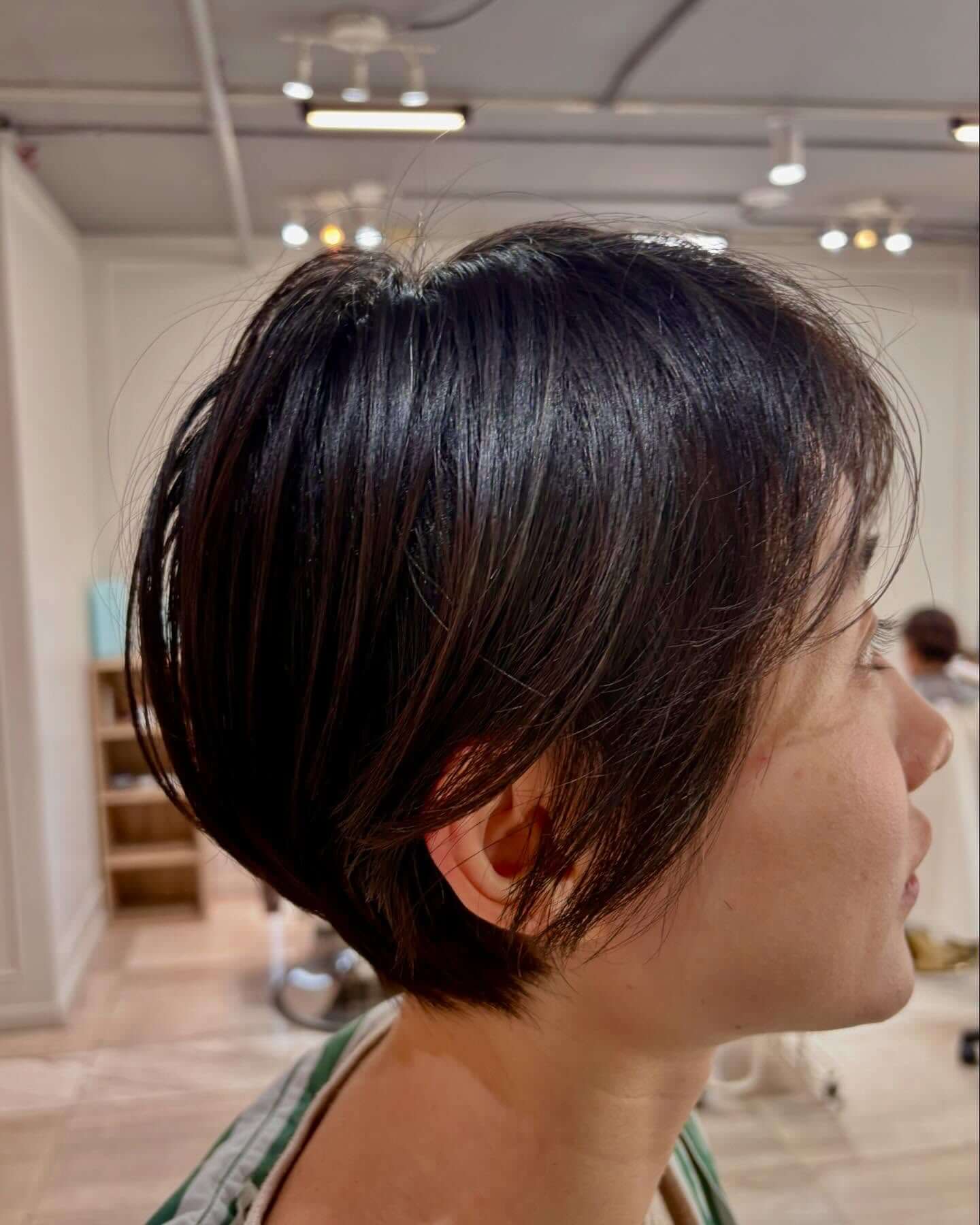 ショートヘアで大胆に。乾かすだけでキマる、軽やかなショートヘア  #hairsalon
#haircut 
#haircolor 
#hairdye 
#haircutbangkok 
#sukumvit33 
#ตัดผม 
#ทำสี 
#ตัดผมกรุงเทพ 
#สุขุมวิท33 
#ヘアカット
#ヘアカラー #バンコクヘアサロン #メンズカット #レディースカット　 #スクンビット33 #ヘアトリートメント #keratintreatment 
#ร้านทำผม
#헤어살롱
#salonrambut
#髮型屋
#salondecoiffure