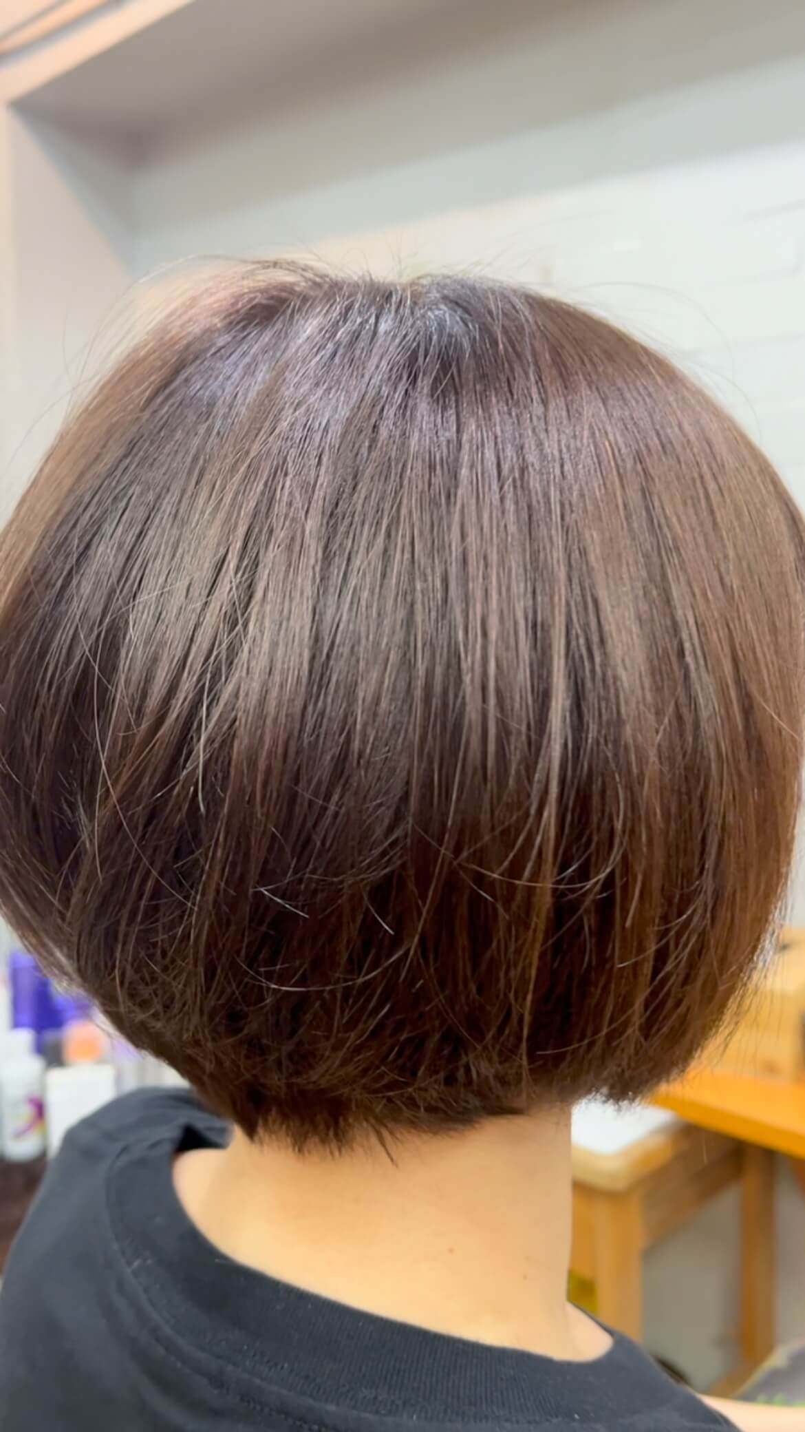 HAIR SALON SOです  気がついたら、投稿を全然しておらず
久しぶりの投稿です…  相変わらず、ショート、ボブ、メンズパーマ
多いです！
ハイライトのお客様が最近増えてます！  今回は、ショートボブのお客様！
いつもありがとうございます
似合ってます❣️  HAIR SALON SOは
バンコクのスクムビット24にある
スタイリスト1人の小さな日系美容室です
幅広い層のお客様にお気軽にお越し頂いております  お問い合わせ(日本語でどうぞ)
TEL 065-530-3466
LINEhairsalonso  〜〜〜  This is HAIR SALON SO  I realized that I haven't posted at all 
It's been a while since my last post...  HAIR SALON SO is a small Japanese hair salon with one stylist located in Sukhumvit 24, Bangkok  We welcome a wide range of customers  Inquiries 
TEL 065-530-3466
LINEhairsalonso  #hairsalonso #タイ美容院 #バンコク美容院 #バンコク美容室 #スクムビット24の美容室 #プロンポン美容室 #タイヘアサロン #タイ美容室 #プロンポン駅近く #バンコク日系美容室 #バンコクヘアサロン #バンコクヘアカット #bangkokhairsalon #thailandhairsalon #sukhumvit24