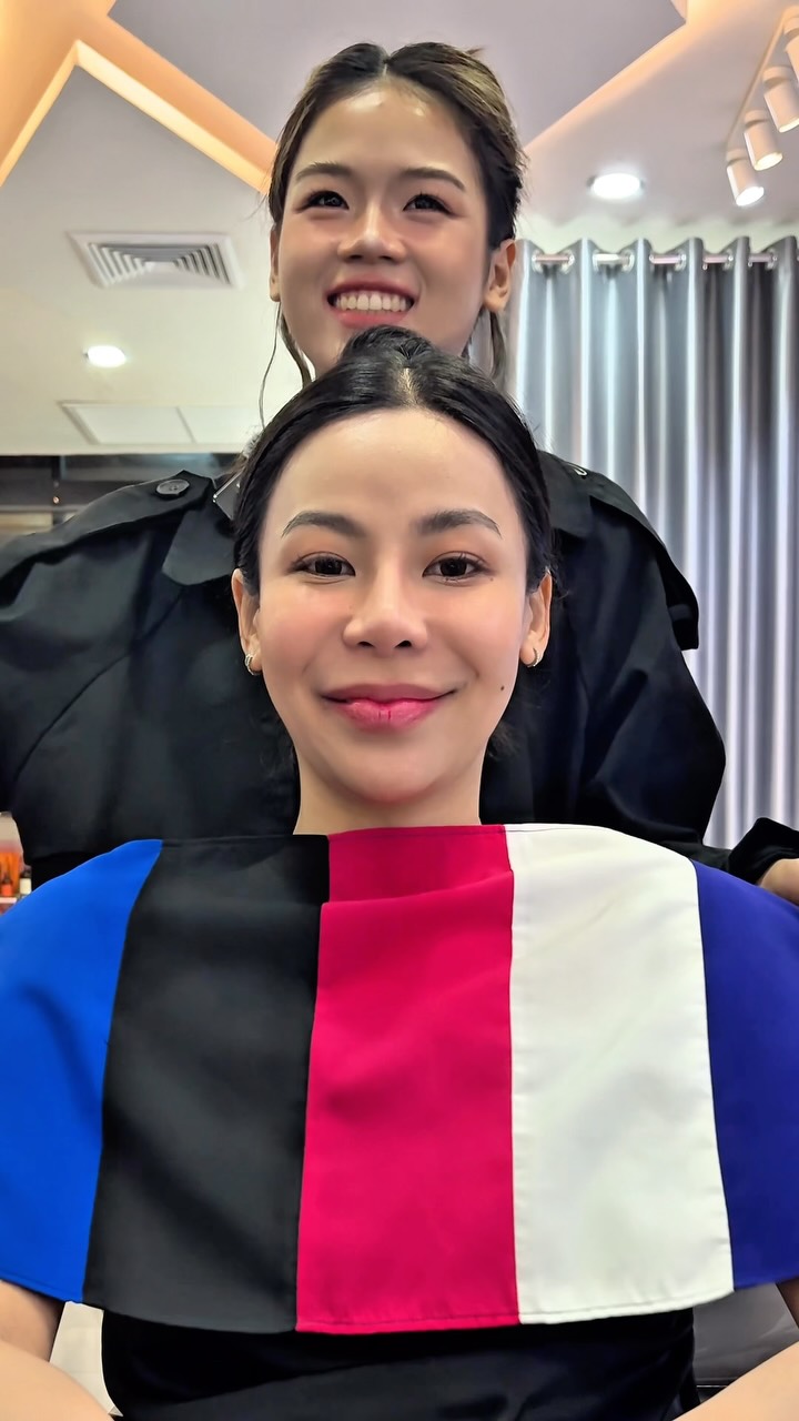 คุณยังใส่สีที่ไม่เหมาะกับตัวเองอยู่หรือเปล่า?
“ทำไมหน้าดูหมองๆ?”
“ทำไมผิวดูเหนื่อยล้า?”
บางที…อาจเป็นเพราะสีที่คุณเลือก ไม่ใช่สีที่ใช่สำหรับคุณ  ลองวิเคราะห์สีผิวแบบ Personal Color ที่ Akiendo
ค้นหาสีที่ดึงเสน่ห์ของคุณออกมาได้ดีที่สุด  🖼 ดูความเปลี่ยนแปลง Before / After ได้ที่ลิงก์ในโปรไฟล์
 มีเมนูพิเศษพร้อมบริการวิเคราะห์สีส่วนตัว
-
Akiendo ไม่ได้แค่ถูกเลือกเพราะราคา… แต่เพราะคุณค่าในทุกบริการ  ทำสีทุกครั้งมีการวิเคราะห์สีที่เหมาะกับบุคคล
 กระบวนการดูแลแบบญี่ปุ่น ครบทุกขั้นตอน
 ค่าผมยาวแจ้งชัดเจน ไม่มีบวกเพิ่มภายหลัง  ไม่ใช่แค่ทำสี แต่คือการเปลี่ยนลุคที่เหมาะกับตัวคุณที่สุด  Akiendo is chosen not just for the price, but for the value.  All coloring services include personalized consultation
 Japanese-standard care & process are part of every service
 Transparent pricing with clear long-hair charges – no surprises  More than a color — it’s a look that truly suits you.  -
Metoropolis suite by Hilton ,soi Phrom si1,Sukhumvit39
จองคิวหรือสอบถามได้ที่เบอร์ tel:020048180
Line@: aki-endo
เวลาทำการ: 10:00AM – 8:00PM (หยุดทุกวันอังคาร Tueday closed)  #AKIENDO #bangkokhairsalon #Saloninbangkok #JapaneseHairStyle #PersonalColor #Highlight #Haircut #Balayage #ไฮไลท์ #ตัดผม #สีผม #バンコクヘアサロン #パーソナルカラー #Thebesthairsaloninbangkok
#haircolor #layercut #personalhaircolor #seemlesshighlights #koreahairstyle
