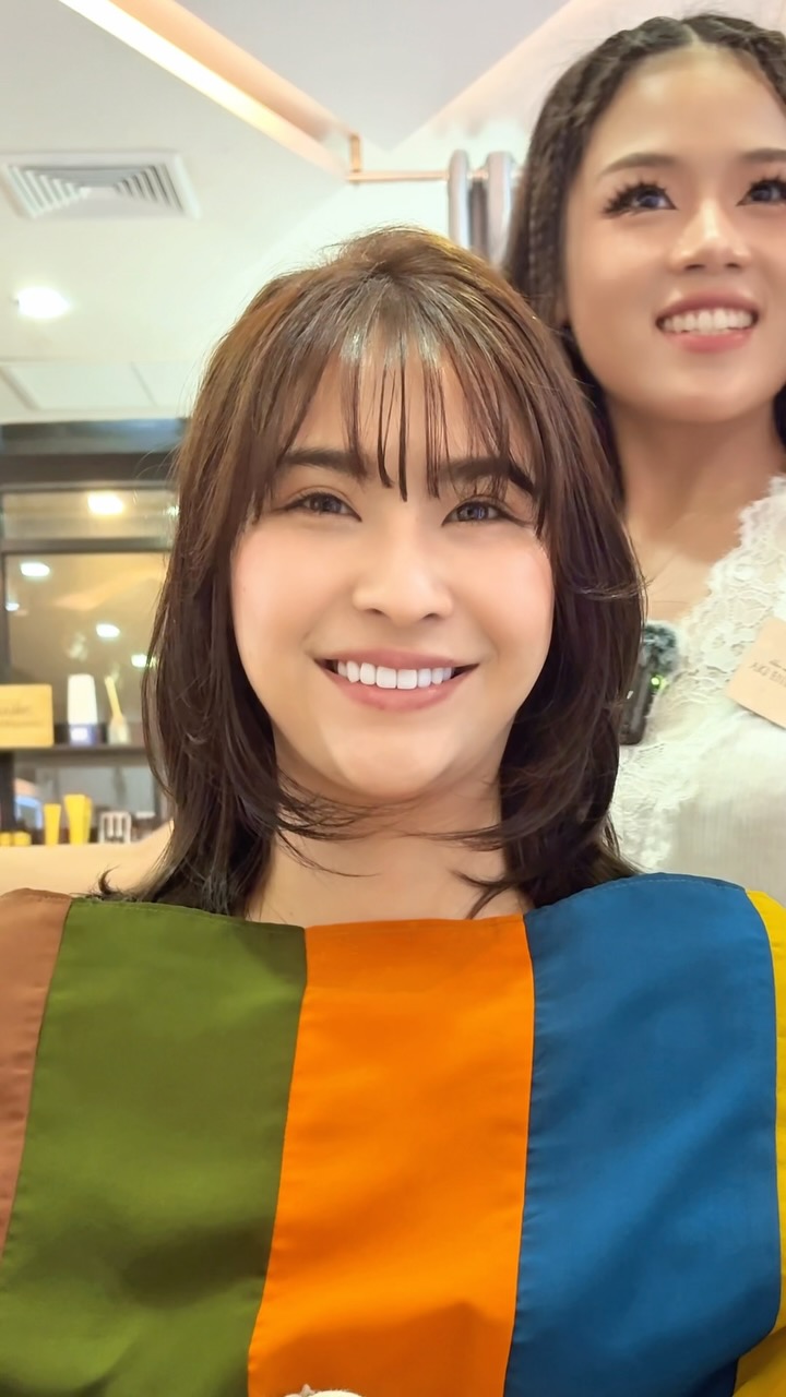 คุณยังใส่สีที่ไม่เหมาะกับตัวเองอยู่หรือเปล่า?
“ทำไมหน้าดูหมองๆ?”
“ทำไมผิวดูเหนื่อยล้า?”
บางที…อาจเป็นเพราะสีที่คุณเลือก ไม่ใช่สีที่ใช่สำหรับคุณ  ลองวิเคราะห์สีผิวแบบ Personal Color ที่ Akiendo
ค้นหาสีที่ดึงเสน่ห์ของคุณออกมาได้ดีที่สุด 
-
Akiendo ไม่ได้แค่ถูกเลือกเพราะราคา… แต่เพราะคุณค่าในทุกบริการ  ทำสีทุกครั้งมีการวิเคราะห์สีที่เหมาะกับบุคคล
 กระบวนการดูแลแบบญี่ปุ่น ครบทุกขั้นตอน
 ค่าผมยาวแจ้งชัดเจน ไม่มีบวกเพิ่มภายหลัง  ไม่ใช่แค่ทำสี แต่คือการเปลี่ยนลุคที่เหมาะกับตัวคุณที่สุด  Akiendo is chosen not just for the price, but for the value.  All coloring services include personalized consultation
 Japanese-standard care & process are part of every service
 Transparent pricing with clear long-hair charges – no surprises  More than a color — it’s a look that truly suits you.  -
Metoropolis suite by Hilton ,soi Phrom si1,Sukhumvit39
จองคิวหรือสอบถามได้ที่เบอร์ tel:020048180
Line@: aki-endo
เวลาทำการ: 10:00AM – 8:00PM (หยุดทุกวันอังคาร Tueday closed)  #AKIENDO #bangkokhairsalon #Saloninbangkok #JapaneseHairStyle #PersonalColor #Highlight #Haircut #Balayage #ไฮไลท์ #ตัดผม #สีผม #バンコクヘアサロン #パーソナルカラー #Thebesthairsaloninbangkok
#haircolor #layercut #personalhaircolor #seemlesshighlights #koreahairstyle