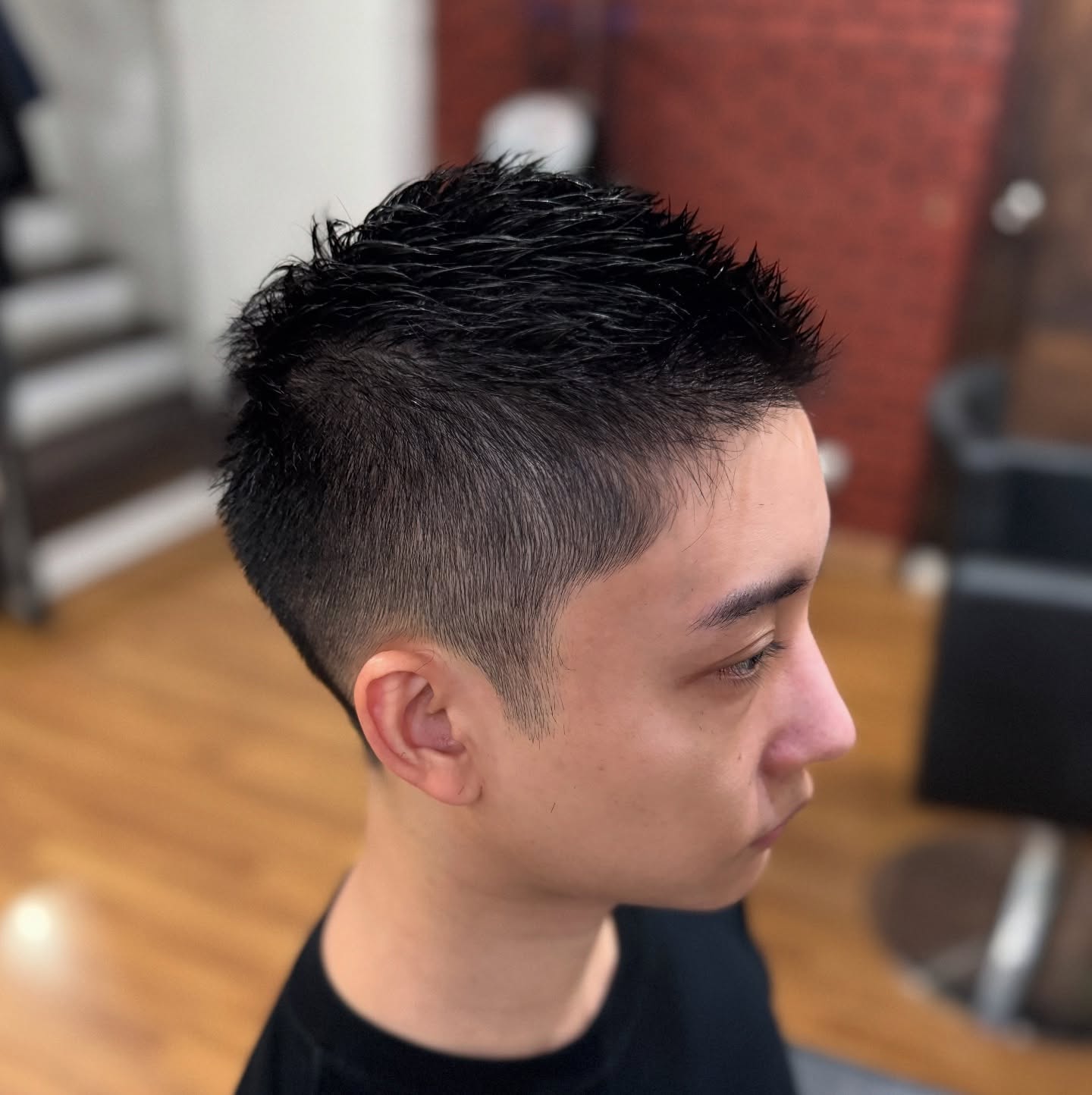 ☆メンズヘアカット☆  ボウズ風なベリーショート。  「めっちゃ短く！！」
とオーダーをいただきましたのでボウズ風のベリーショートにしてみました。  スタイリング無しでも大丈夫ですが、トップ中心にジェルをつける事で動きが出てカッコ良さが格段に上がります。  動きを出すためにトップには長短の差をつけてカットしてあります。  #メンズヘア　 #メンズカット　 #ベリーショート