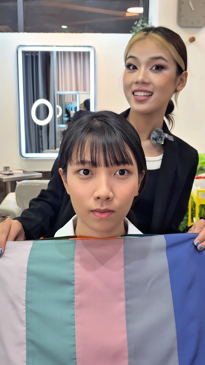 เบื่อสีผมเดิม ๆ แล้วหรือยัง?  ถ้ารู้สึกว่าสีเดียวมันยังไม่พอ…
Block Color Design คือคำตอบ 
สีสันที่สอดแทรกอย่างมีจังหวะ
สะดุดตาแต่ไม่แรงเกินไป
ดีไซน์ให้เข้ากับรูปหน้าและ Personal Color ของคุณโดยเฉพาะ  เติมความเป็นตัวเองเข้าไปในสีผม
ลองเปลี่ยนลุค ด้วย “สีที่มีลูกเล่น” ดูไหม?
-
-
Metoropolis suite by Hilton ,soi Phrom si1,Sukhumvit39
จองคิวหรือสอบถามได้ที่เบอร์ tel:020048180
Line@: aki-endo
เวลาทำการ: 10:00AM – 8:00PM (หยุดทุกวันอังคาร Tueday closed)  #AKIENDO #bangkokhairsalon #Saloninbangkok #JapaneseHairStyle #PersonalColor #Highlight #Haircut #Balayage #ไฮไลท์ #ตัดผม #สีผม #バンコクヘアサロン #パーソナルカラー #Thebesthairsaloninbangkok
#haircolor #layercut #personalhaircolor #seemlesshighlights #koreahairstyle