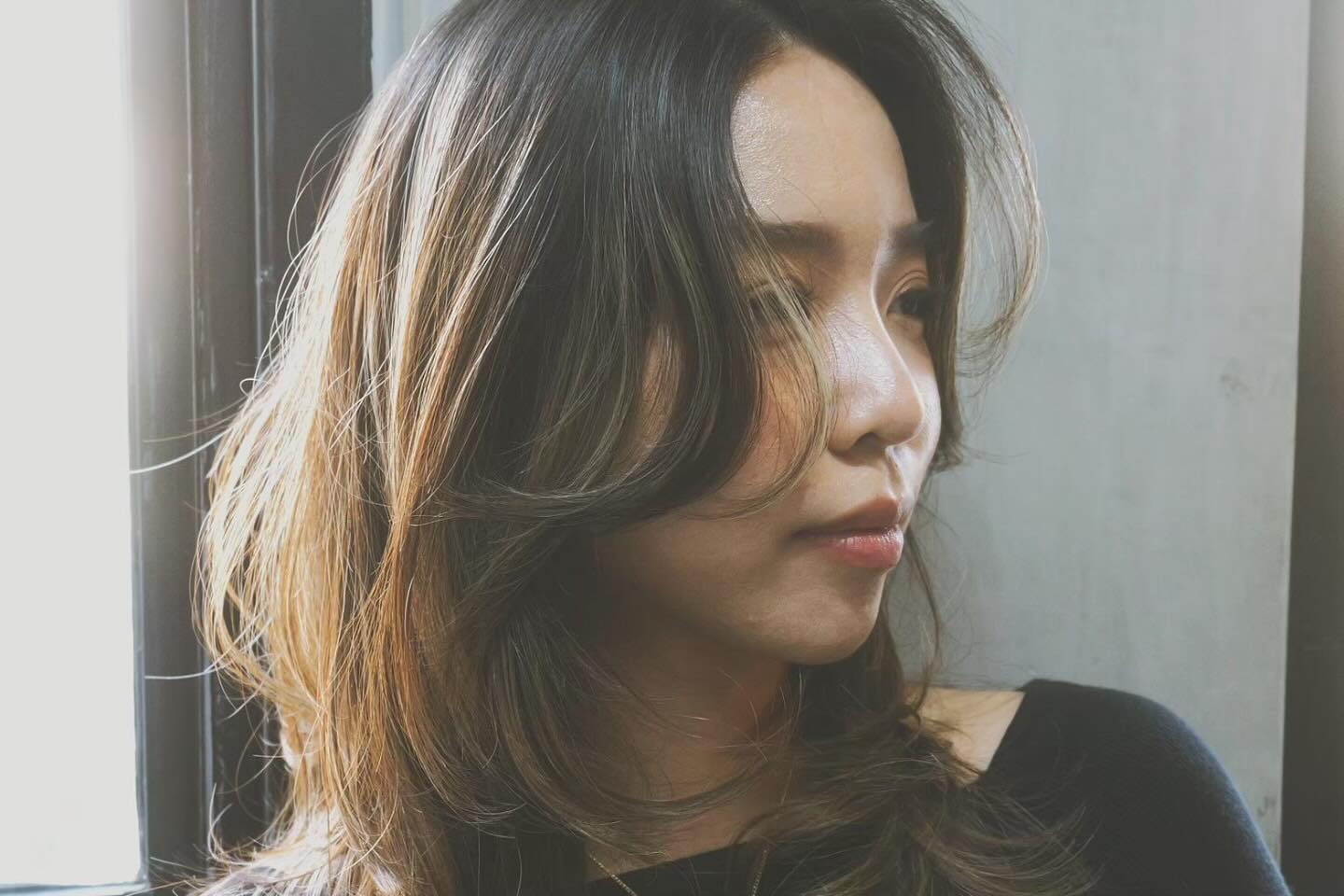 Hair Movement 
.
ที่ AL etro เราใส่ใจเรื่อง “การเคลื่อนไหวของเส้นผม” เพื่อให้ทรงผมดูเป็นธรรมชาติและเข้ากับไลฟ์สไตล์จริงของแต่ละคน
หลังทำสามารถดูแลเองที่บ้านได้ง่ายๆ หรือจัดทรงเองทุกเช้าได้แบบไม่ยุ่งยาก 🤍
.
ตอนนี้ Art Director ของเรามีคิวงานที่ญี่ปุ่น และจะกลับมารับคิวอีกครั้งตั้งแต่ 30 ก.ค. เป็นต้นไป
สำหรับคิวของ BB Stylist ยังสามารถจองได้ตามปกตินะคะ 🫶🏻
.
Edgy Elegance in Natural Mode ー Timeless Japanese Style 
｜ 081-980-9047
｜ LINE OFFICIAL: (@)aletro
｜ 10 AM - 7 PM
• Closed on Mon (4th Mon & Tue of month) •  สอบถามพื้นที่จอดรถเพิ่มเติมได้นะคะ
#ร้านทำผม #ทำผมสวย #ทำสีผม #ตัดผม #ซาลอนกรุงเทพ #ผมสวย #สปาผม #ทรงผมแฟชั่น #ผมสุขภาพดี #luxurysalon #HairSalonBangkok #HairColor #HairCut #BangkokBeauty