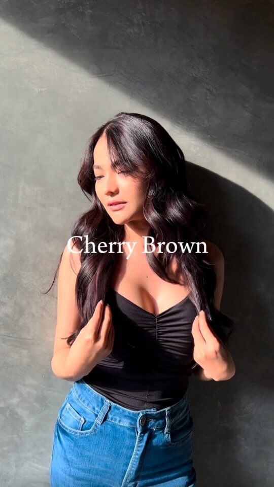 Style :    Long  Color :  Cherry Brown        สีผมน้ำตาลม่วงๆอมแดงยังคงฮิตอยู่ตลอดกาล สีนี้บอกเลยว่าขับผิวมากๆใครก็สามารถทำได้ สามารถเลือกเฉดได้ทั้งเข้มและสว่าง สำหรับใครที่ผมดำมานาน หรือเบื่อกับสีสว่างจนเกิรไป มาเปลี่ยนลุคใหม่บ้างอะไรบ้าง เพิ่มสีสันให้ชีวิต แถมยังช่วยเปลี่ยนลุคจากสาวผมเรียบๆ เป็นสาวผมสีสุดปังได้อีกด้วย  Stylist :   GAME  @gamenoolek89  FB :  BELL Otonagami  salon  Tel :      020003001
LINE :   @skk6845h
Business hours :   9AM〜9PM  Please feel free to contact us/お気軽にお問合せください️  #Bellotonagamisalon #ร้านทำผมญี่ปุ่น #ร้านทำสีผมไม่เสีย #ออกแบบทรงผม #สีผมสุดฮิต  #สีผมสวยๆ #ผมสวย #ตัดผม #สีผมสไตล์ญี่ปุ่น #ทรงผมสวยๆ #ช่างญี่ปุ่น #ร้านทำผมญี่ปุ่น #バンコク美容室 #バンコク駐在 #バンコク在住