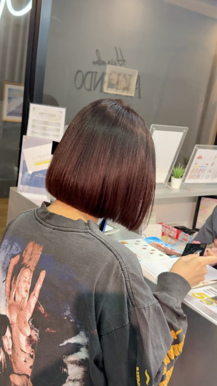 โทนผม Red Violet Brown ที่เปลี่ยนลุคจาก Summer สู่ Winter อย่างมีเสน่ห์
จากลุคสดใสแบบซัมเมอร์ สู่ความเข้มลึกและลึกลับของวินเทอร์ —
สีผม Red Violet Brown คือทางเลือกที่เติมความหรูหราและมีระดับให้กับใบหน้า
โดยเฉพาะเมื่อจับคู่กับ ทรงผมบ๊อบตรงสไตล์มินิมอล ยิ่งช่วยขับลุคให้ดูคม เรียบง่าย แต่มีพลัง
ลุคนี้ เหมาะกับผู้หญิงที่อยากเพิ่มความเฉียบคม โดยไม่ต้องแต่งเติมอะไรมาก  เรียบ…แต่ไม่ธรรมดา / มินิมอล…แต่โดดเด่น  เปลี่ยนสีผมที่ใช่ แล้วดูดีในแบบที่เป็นคุณ ที่ Akiendo ✦
-
Metoropolis suite by Hilton ,soi Phrom si1,Sukhumvit39
จองคิวหรือสอบถามได้ที่เบอร์ tel:020048180
Line@: aki-endo
เวลาทำการ: 10:00AM – 8:00PM (หยุดทุกวันอังคาร Tueday closed)  #AKIENDO #bangkokhairsalon #Saloninbangkok #JapaneseHairStyle #PersonalColor #Highlight #Haircut #Balayage #ไฮไลท์ #ตัดผม #สีผม #バンコクヘアサロン #パーソナルカラー #Thebesthairsaloninbangkok
#haircolor #layercut #personalhaircolor #seemlesshighlights #koreahairstyle
