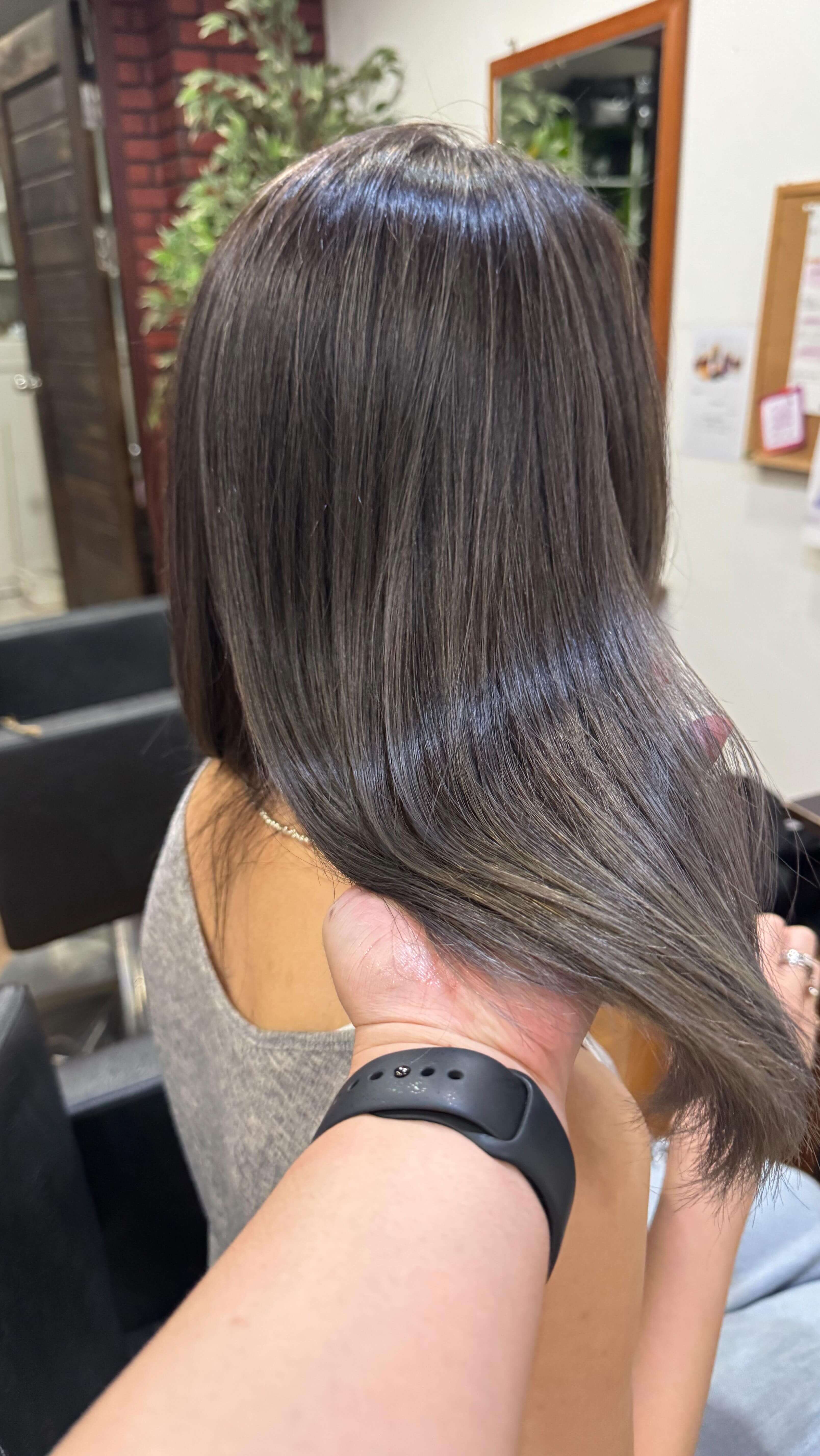 ☆Balayage color☆
バレイヤージュカラー

今回は暗い部分を多めにした派手さ控えめなバレイヤージュ。
バレイヤージュは根元が暗いのでプリンにならず美容室に何回も行く時間が取りづらい方にもおすすめ。

ただし、ブリーチを使用するので通常のカラーよりダメージがあります。なお、ブリーチとカラーで3時間以上かかりますのでお時間に余裕がある日にご予約される事をお願いしております。